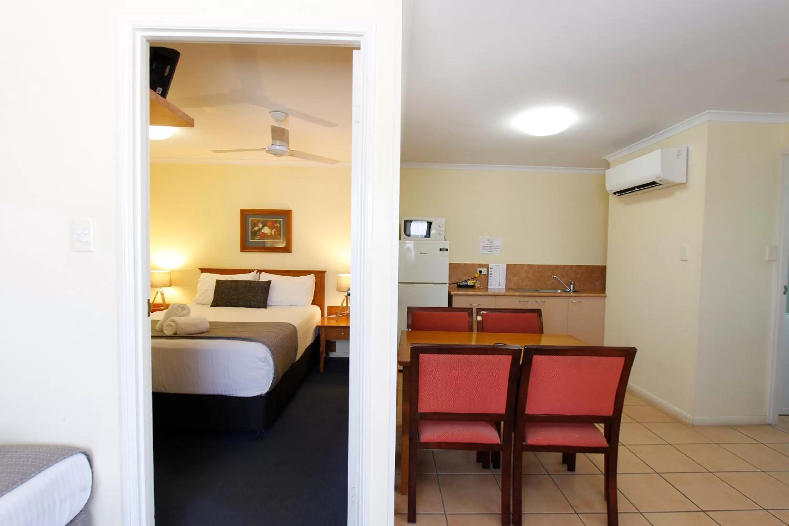 Bedroom, Bed in Windmill Motel & Events Centre