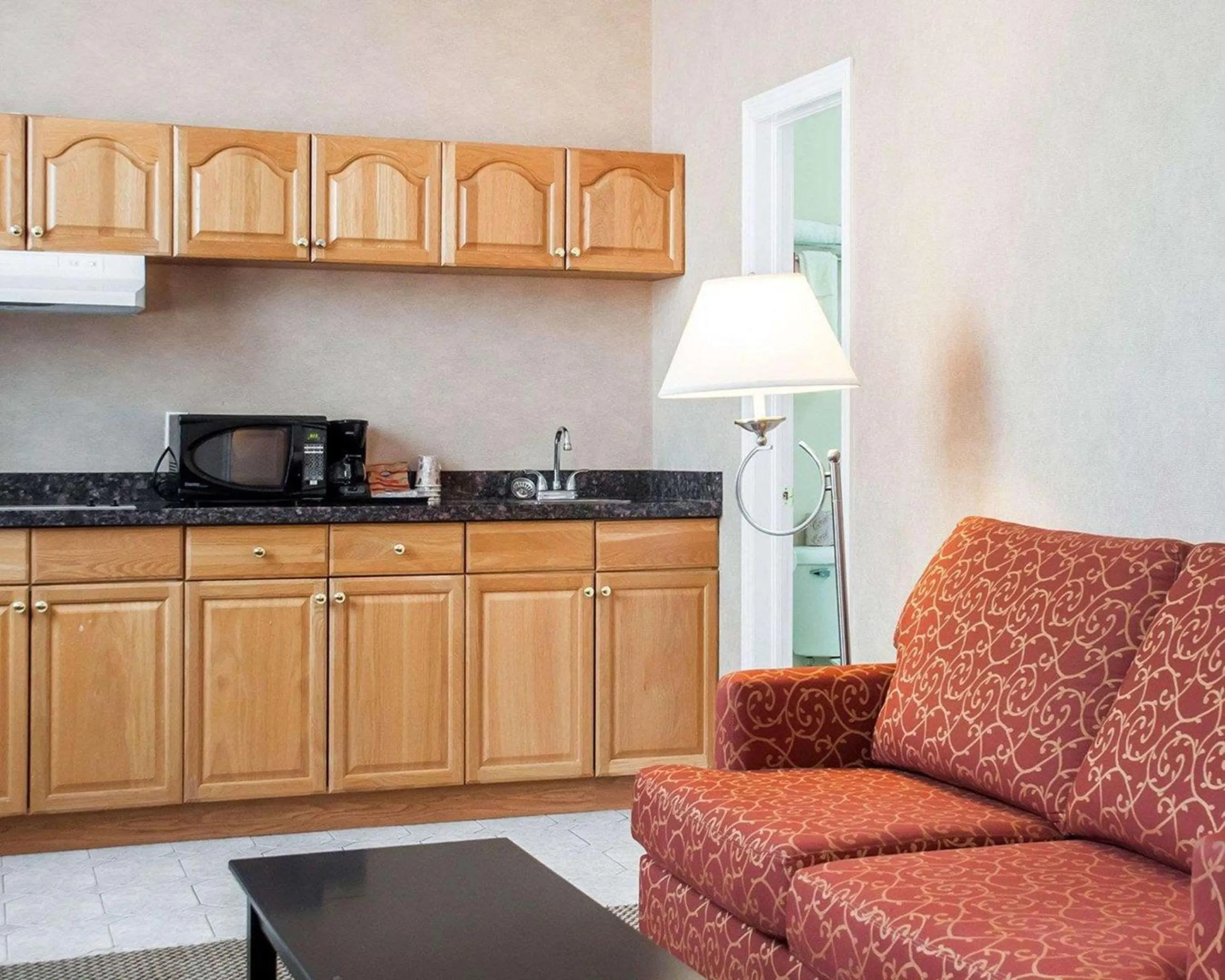 Bedroom, Kitchen/Kitchenette in Econo Lodge Woodstock