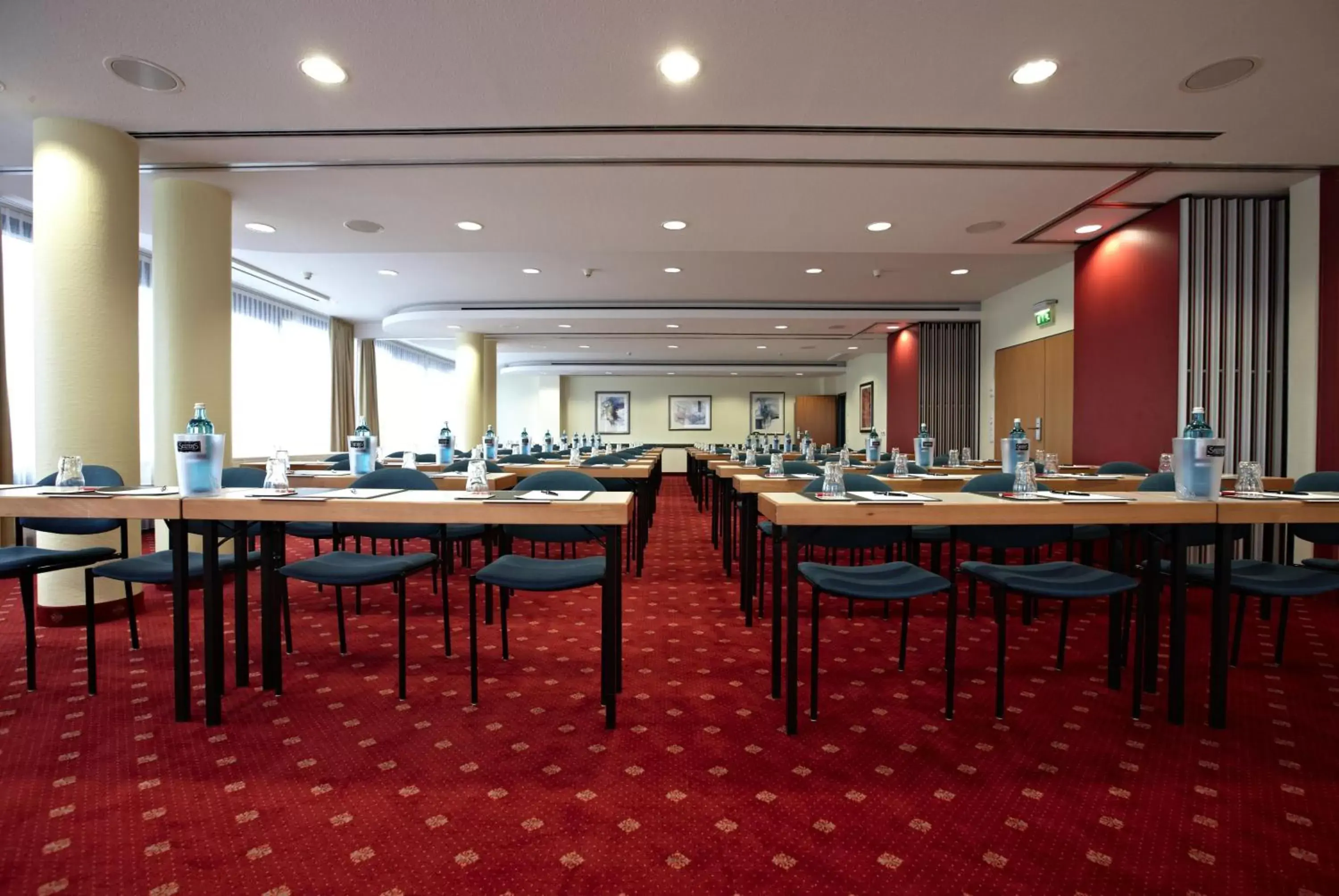 Business facilities, Restaurant/Places to Eat in IntercityHotel Schwerin