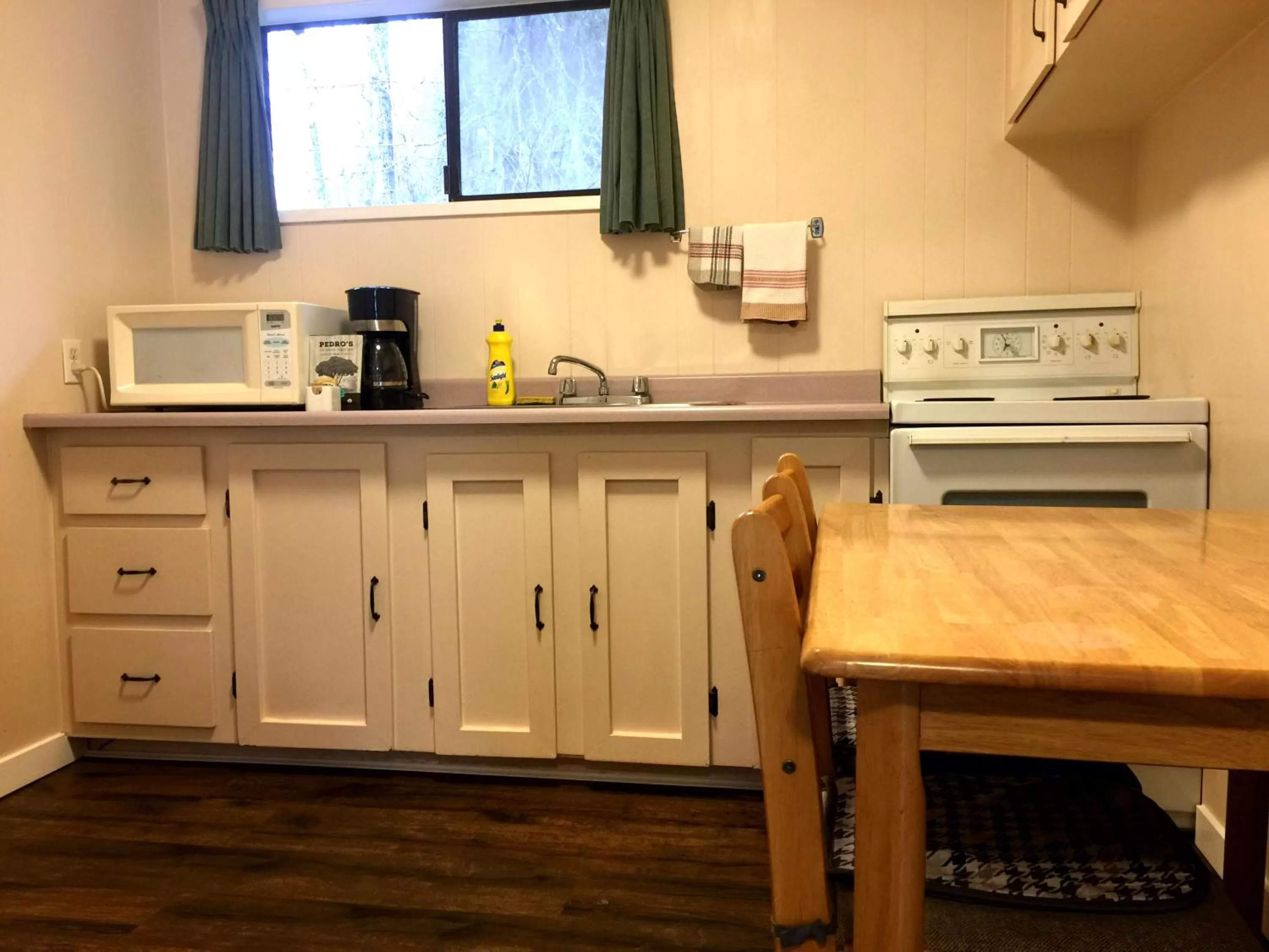 Kitchen or kitchenette in The Hitching Post Motel