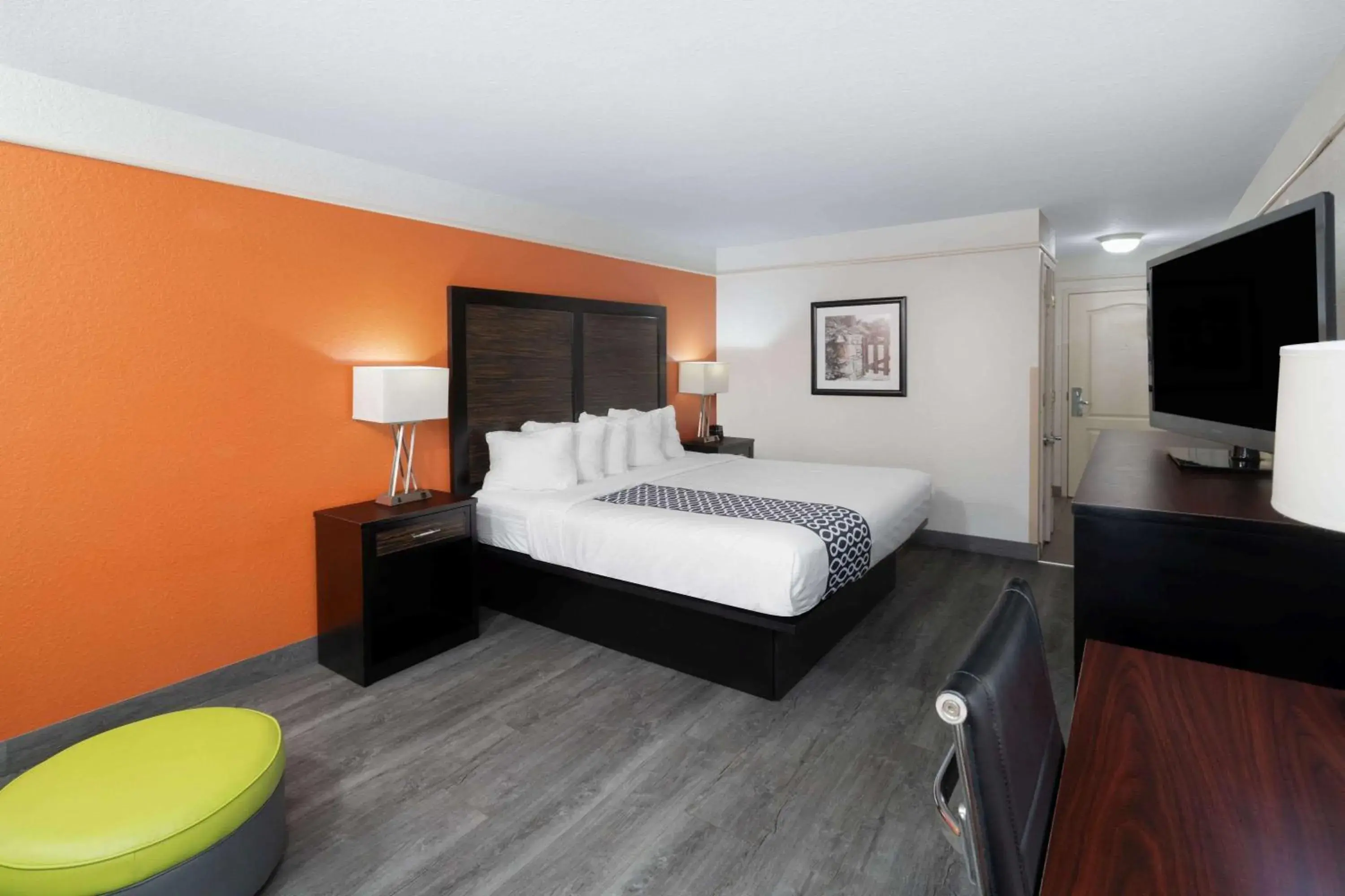 Photo of the whole room, Bed in La Quinta Inn & Suites by Wyndham Prattville