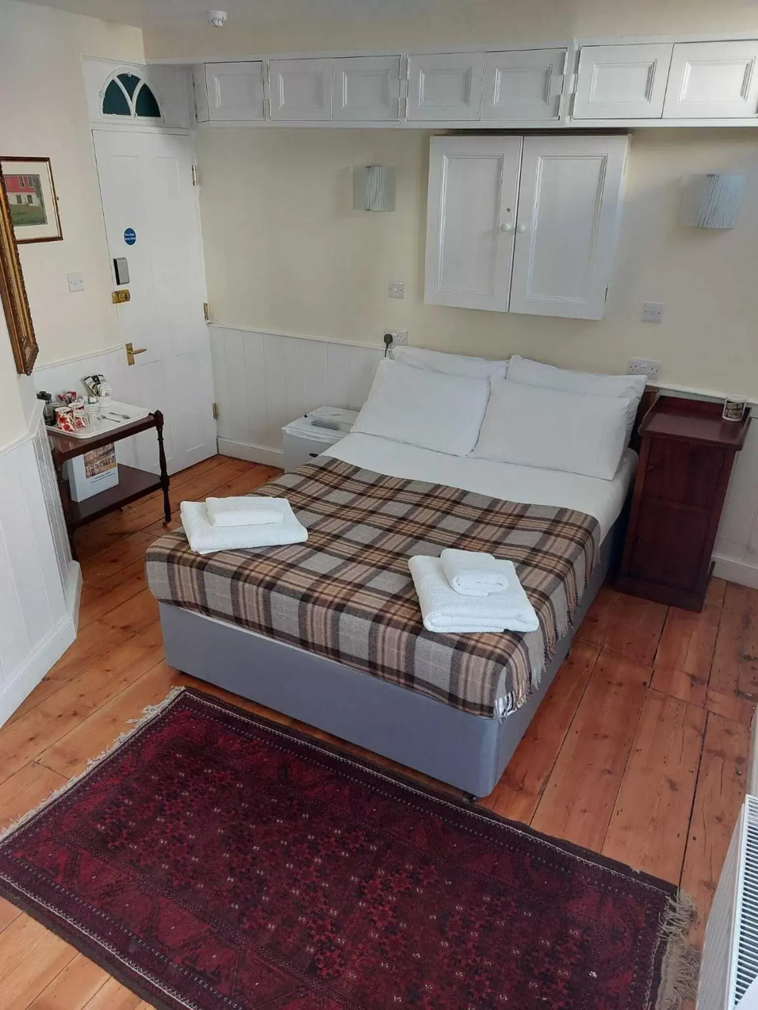 Ground Floor Double Room with Ensuite & Street view in Canterbury Black Horse