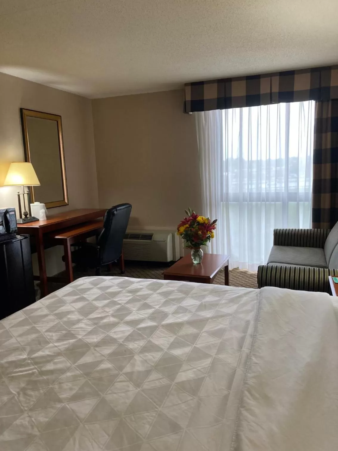 Bed in Holiday Inn Cincinnati-Eastgate by IHG