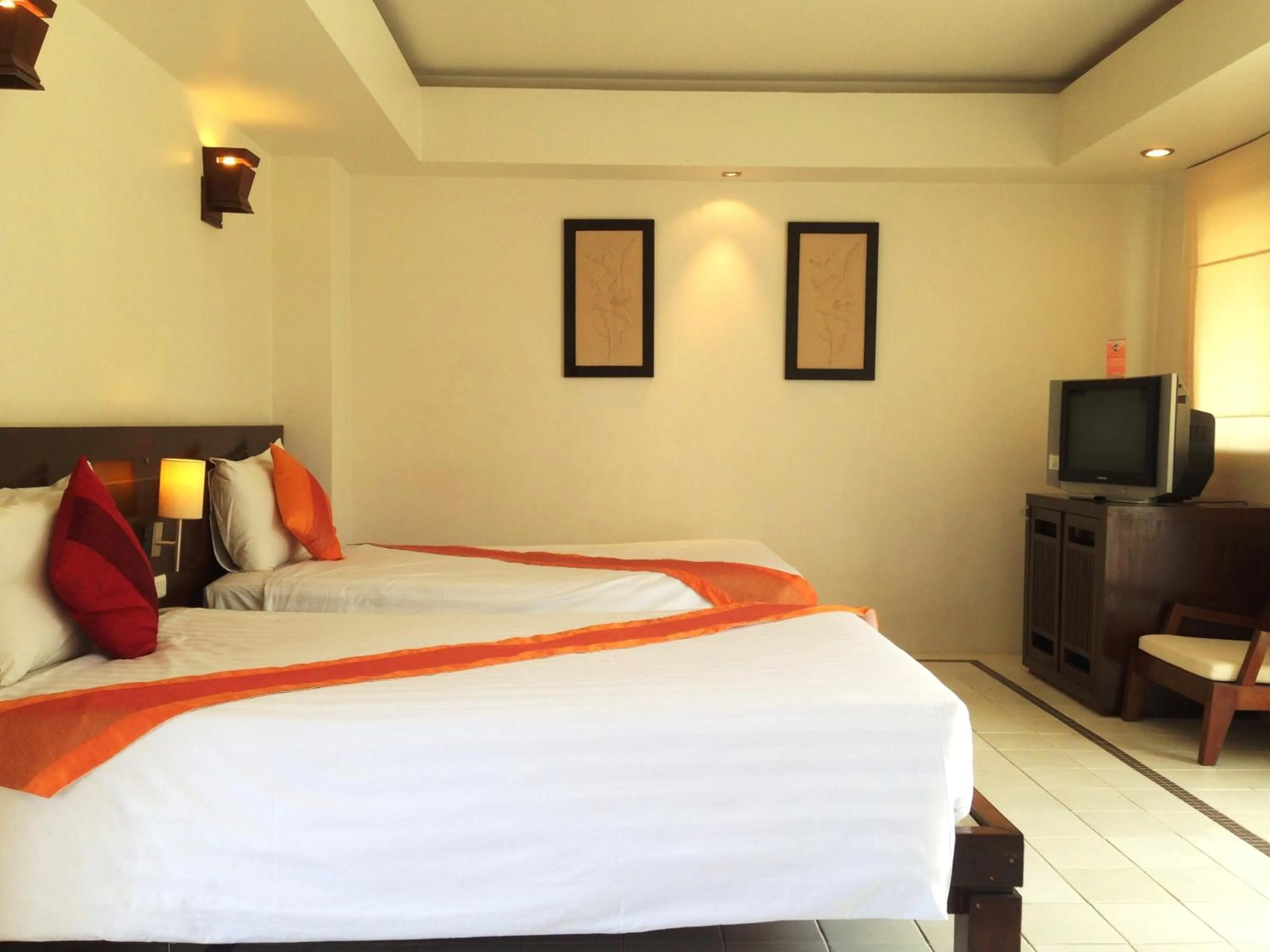 Photo of the whole room, Bed in Evergreen Resort