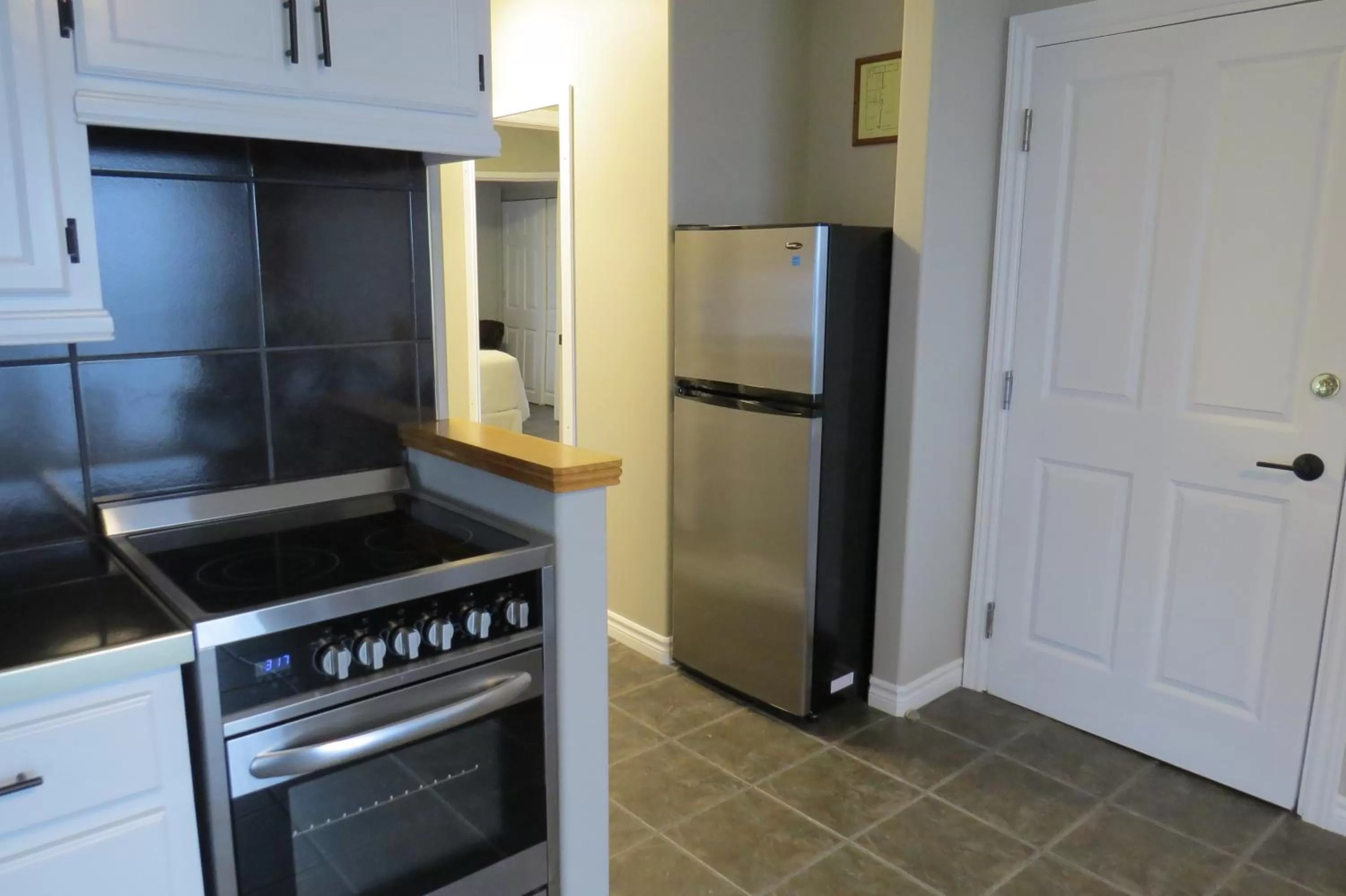 Kitchen/Kitchenette in Dockside Suites