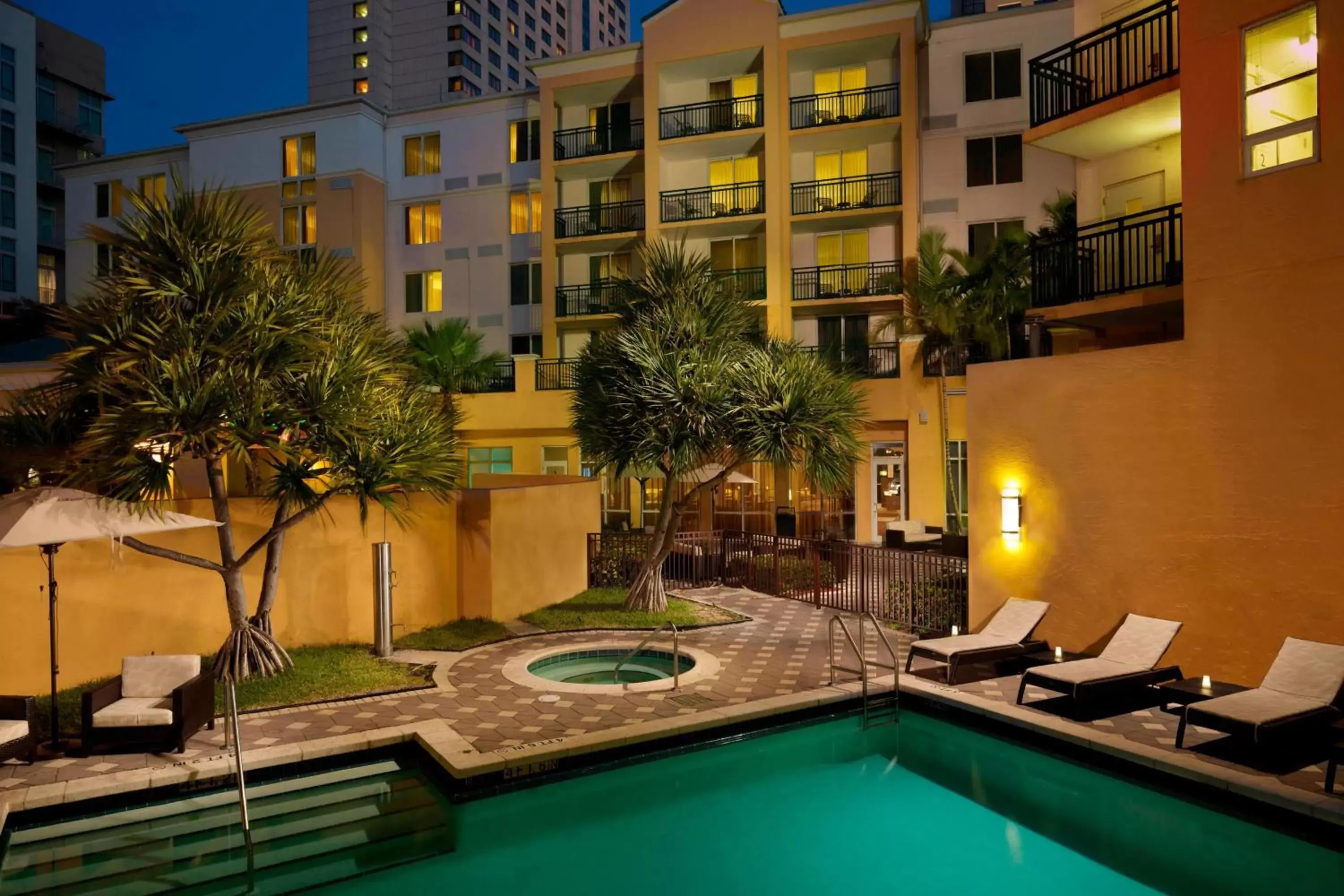 Swimming Pool in Courtyard Miami Dadeland