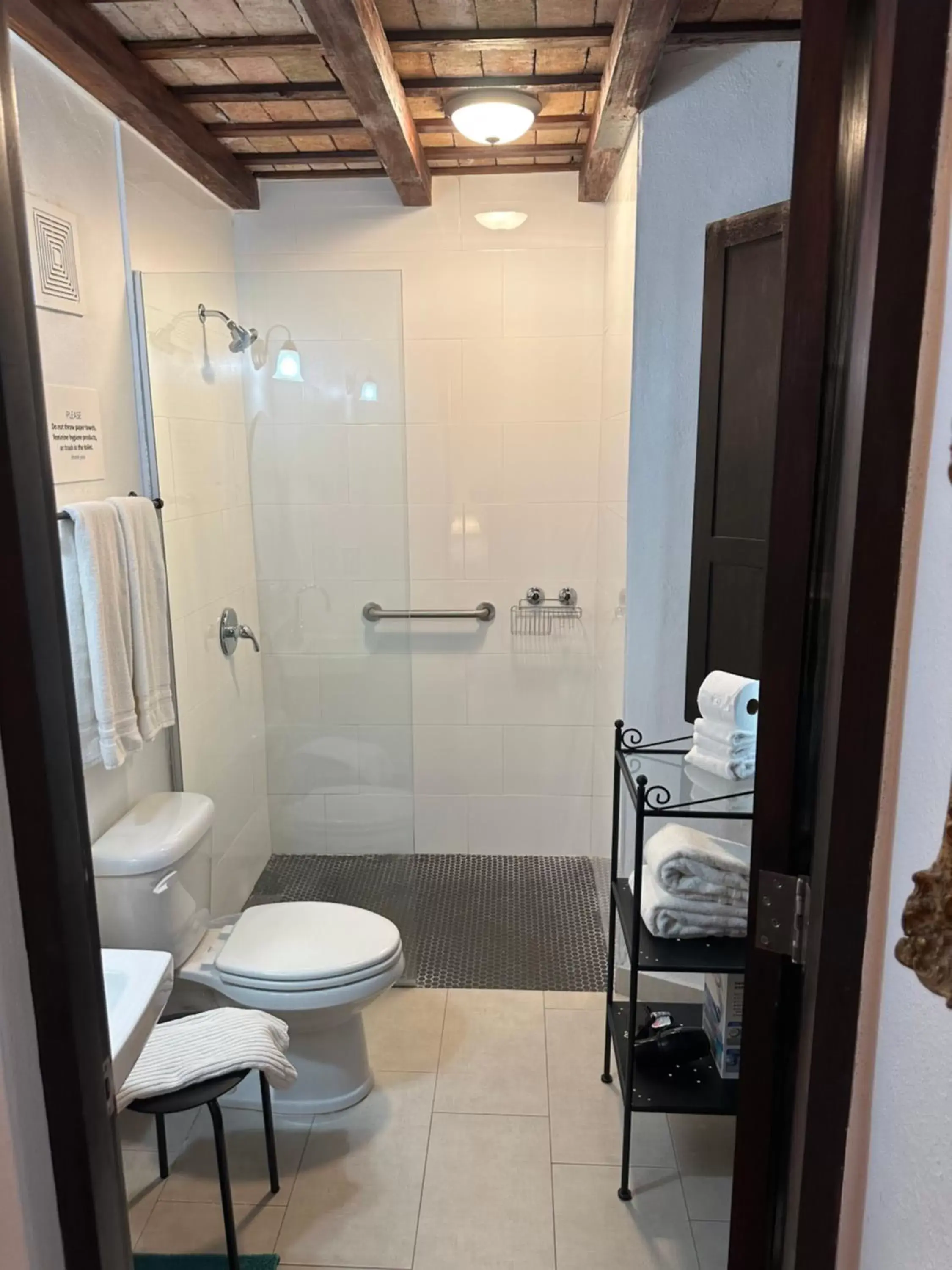 Shower, Bathroom in 352 Guest House Hotel Boutique