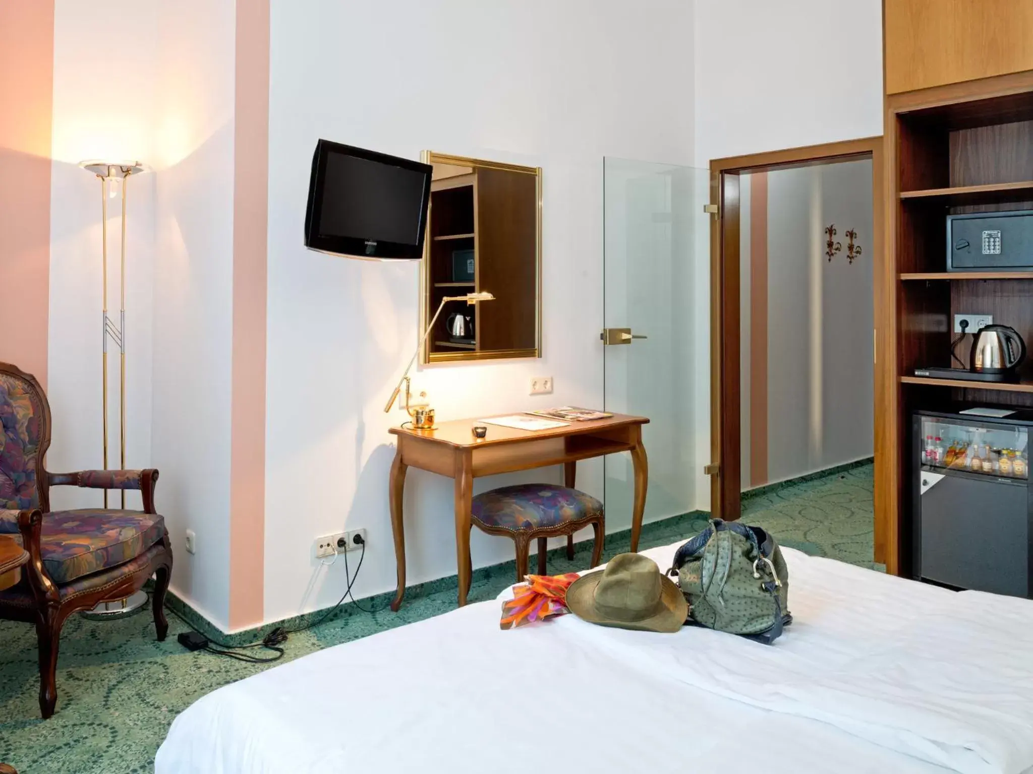 Communal lounge/ TV room, Bed in Hotel Palmenhof