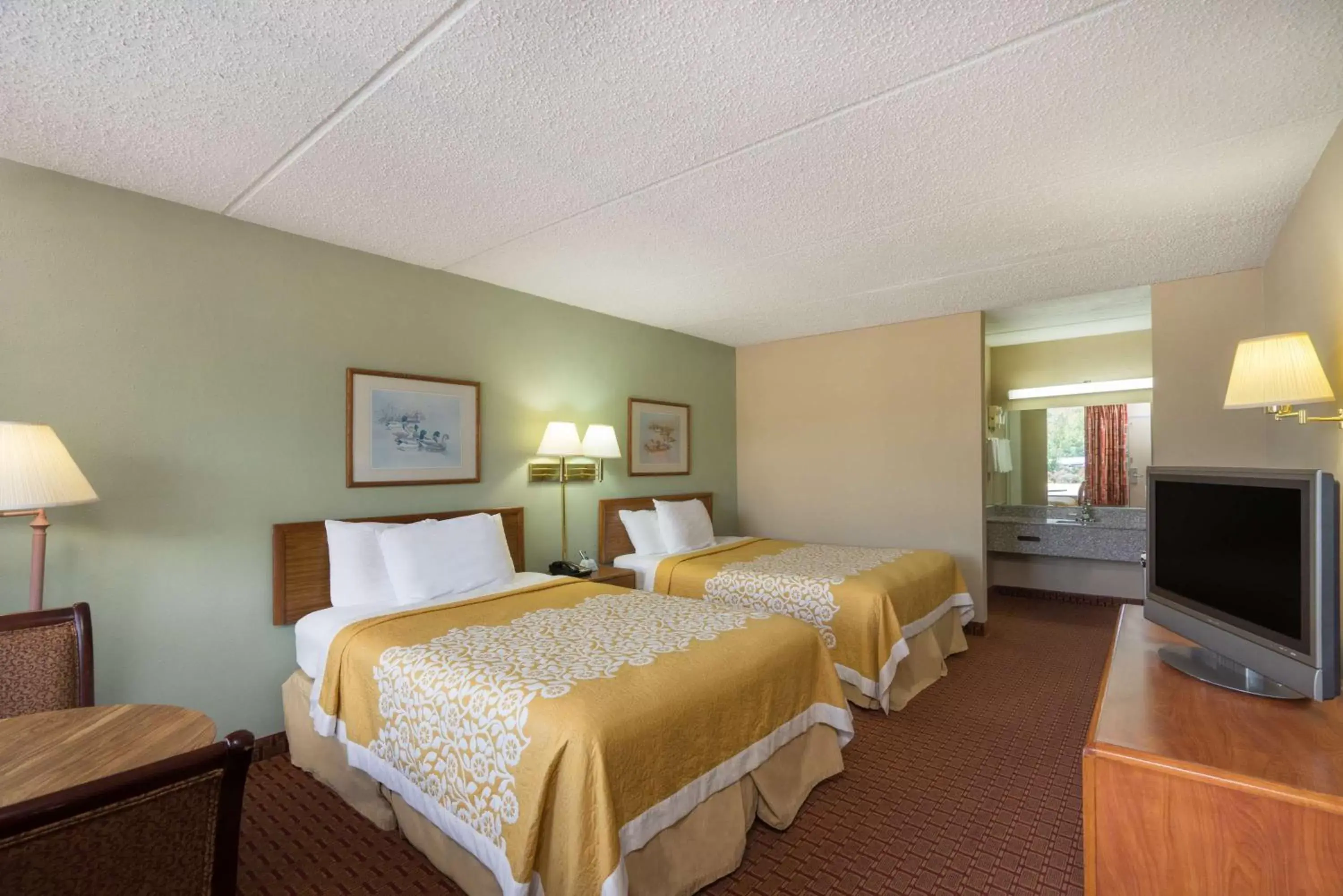Photo of the whole room, Bed in Days Inn by Wyndham Hurricane Mills