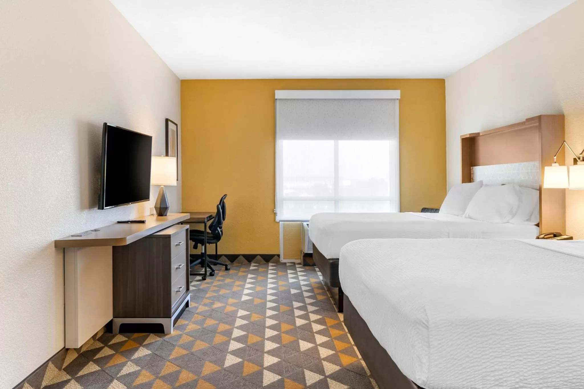 Photo of the whole room, Bed in Holiday Inn Louisville Airport South by IHG