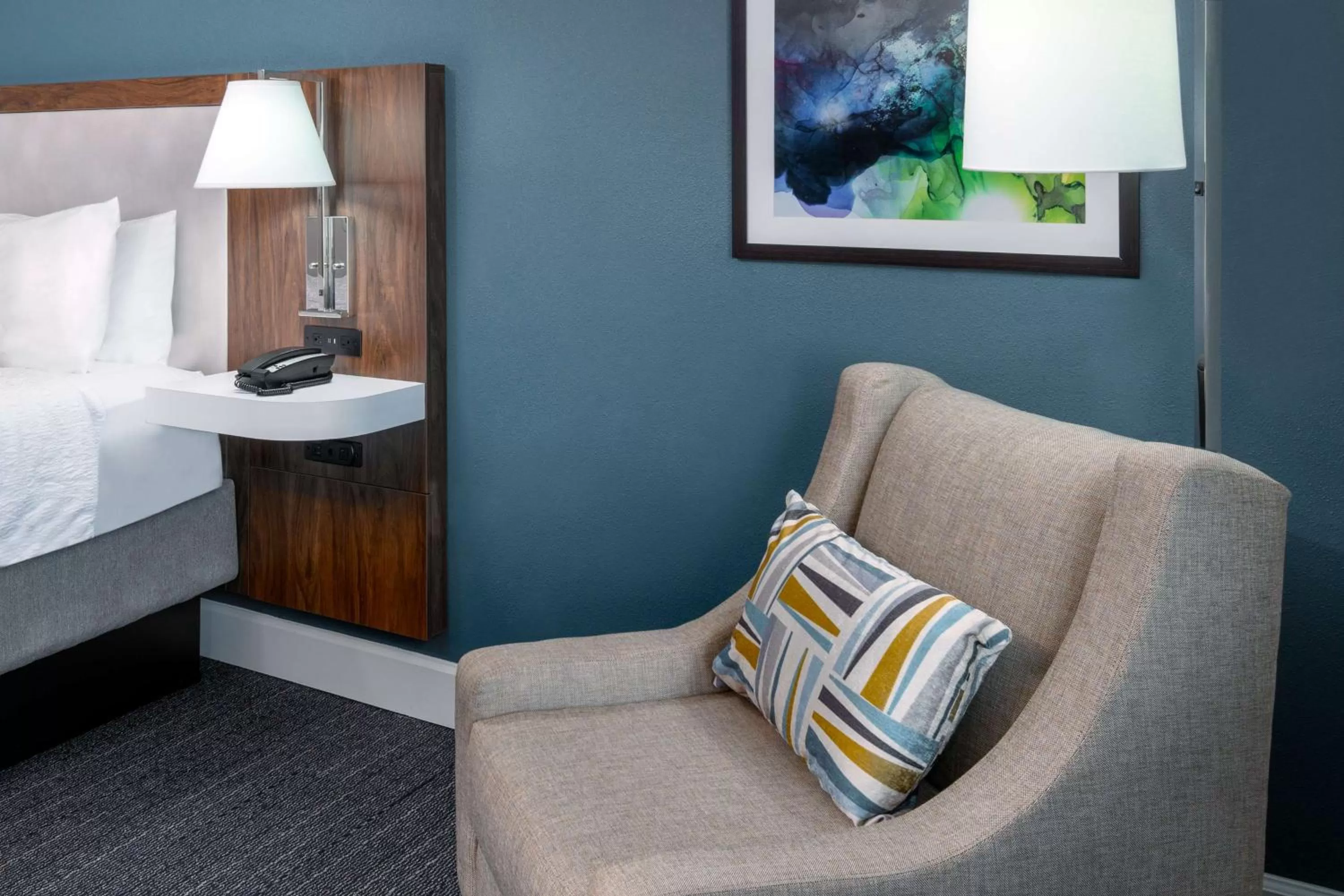 Living room, Bed in Hampton Inn Savannah Historic District