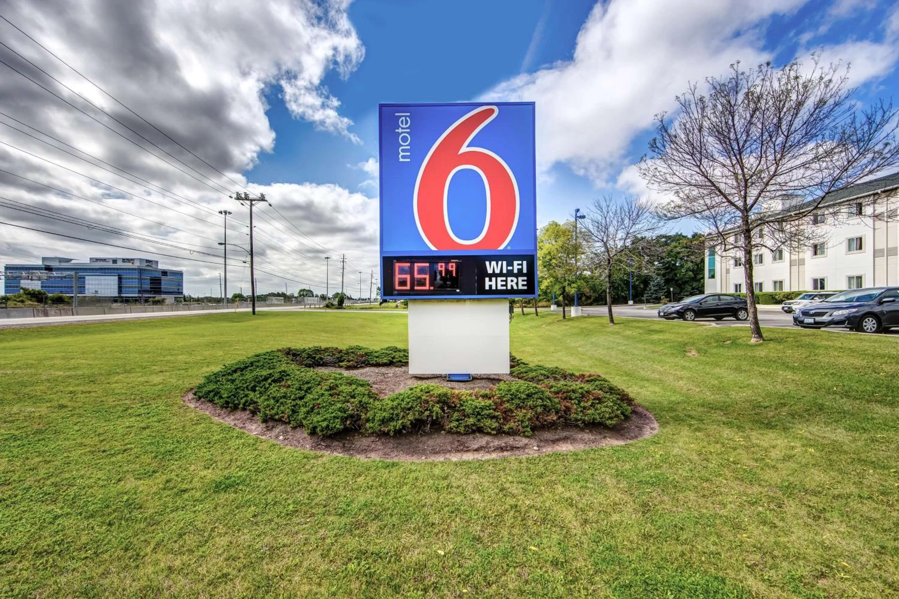Property building in Motel 6-Burlington, ON - Toronto West - Oakville