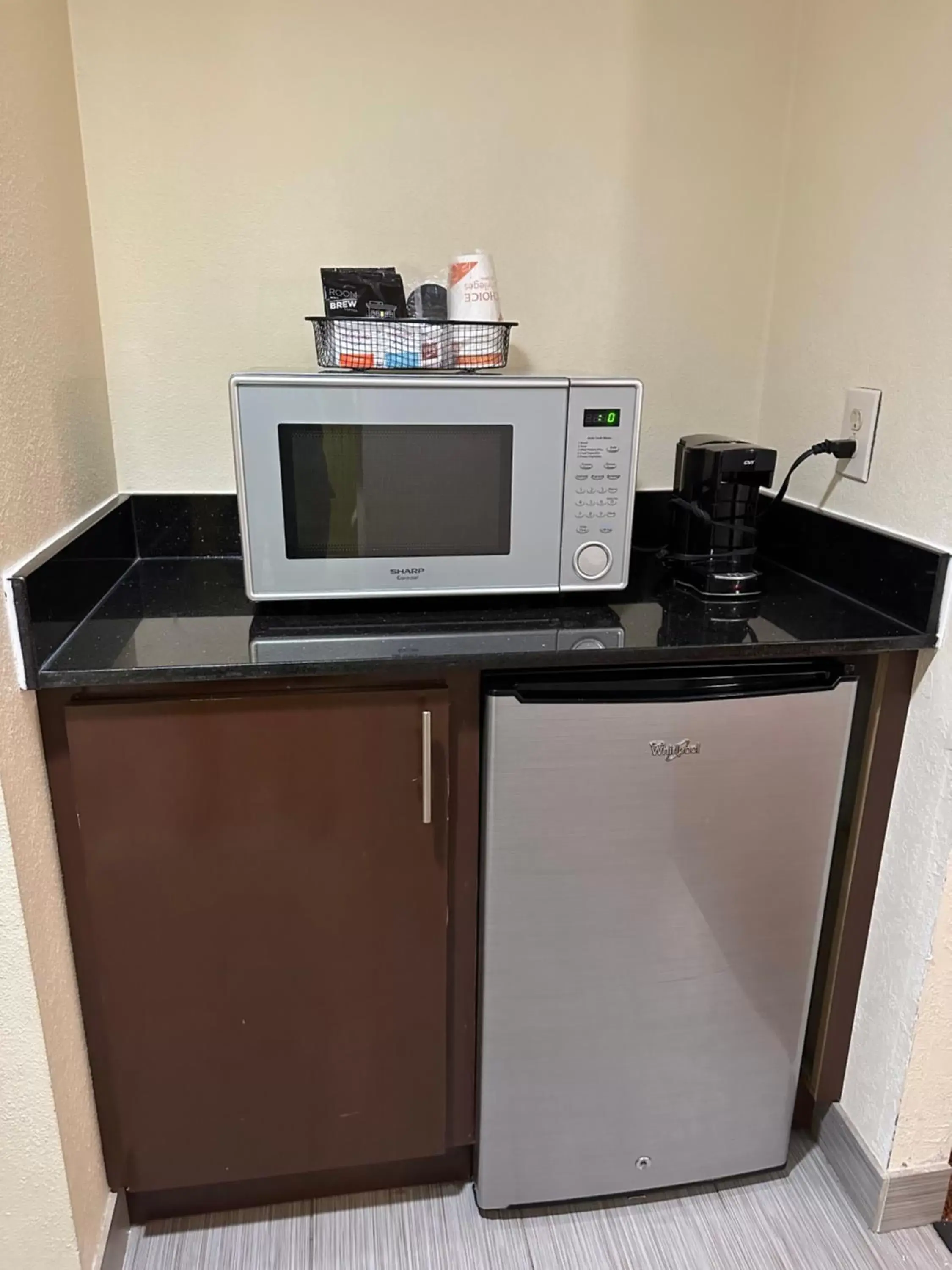 minibar, Kitchen/Kitchenette in Comfort Inn Conyers