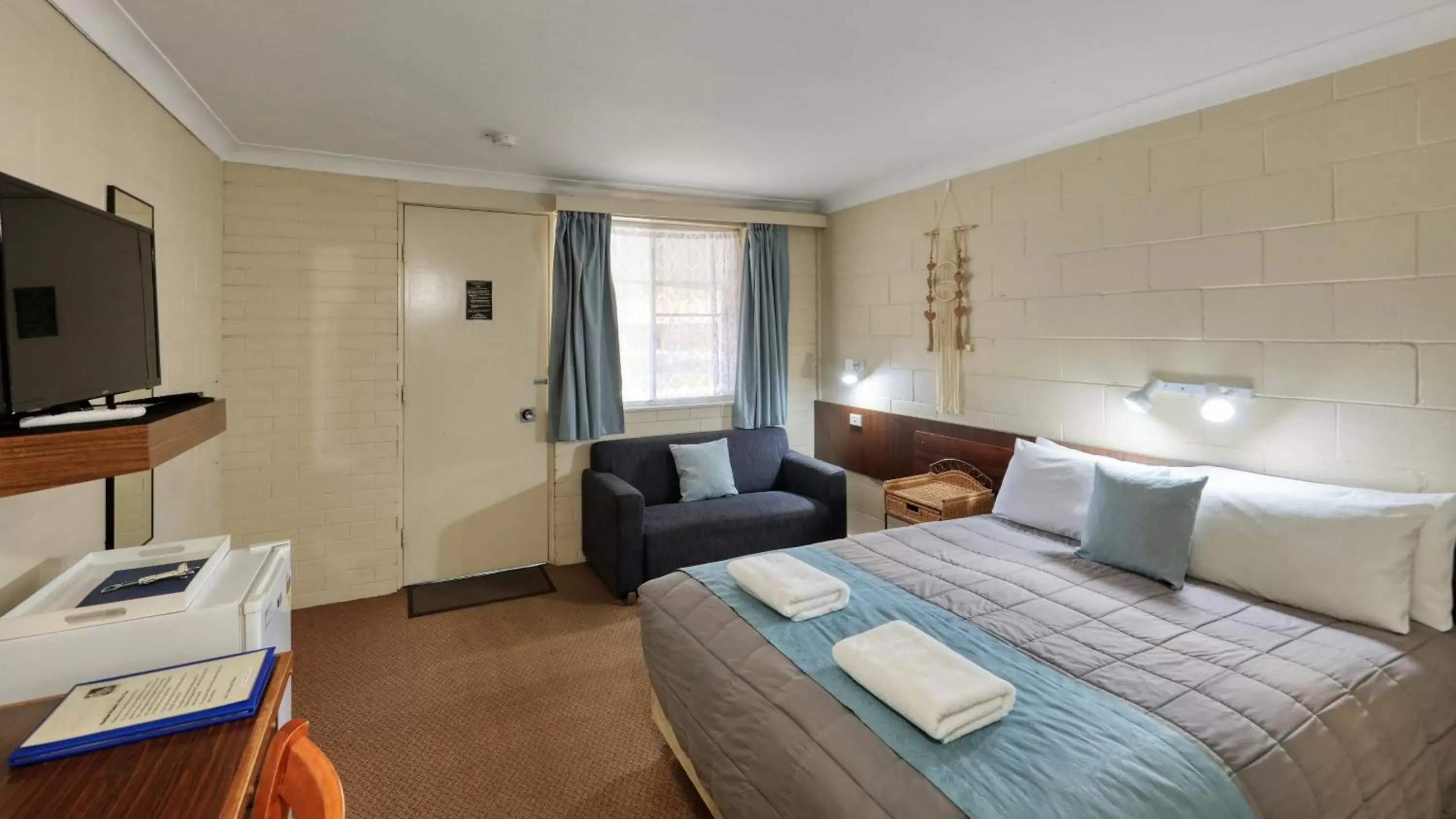 Bed in Matthew Flinders Motor Inn