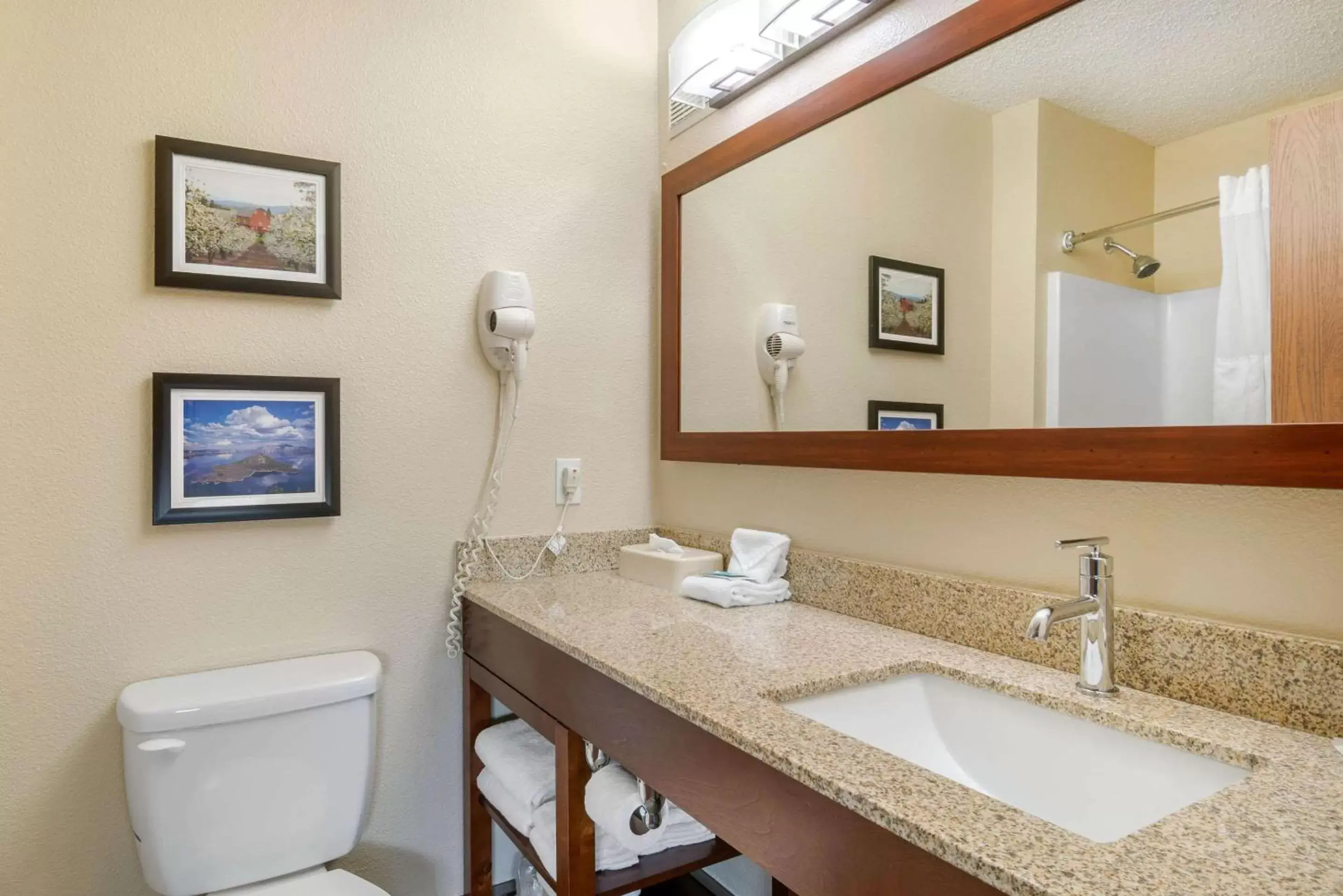 Photo of the whole room, Bathroom in Comfort Inn Medford North