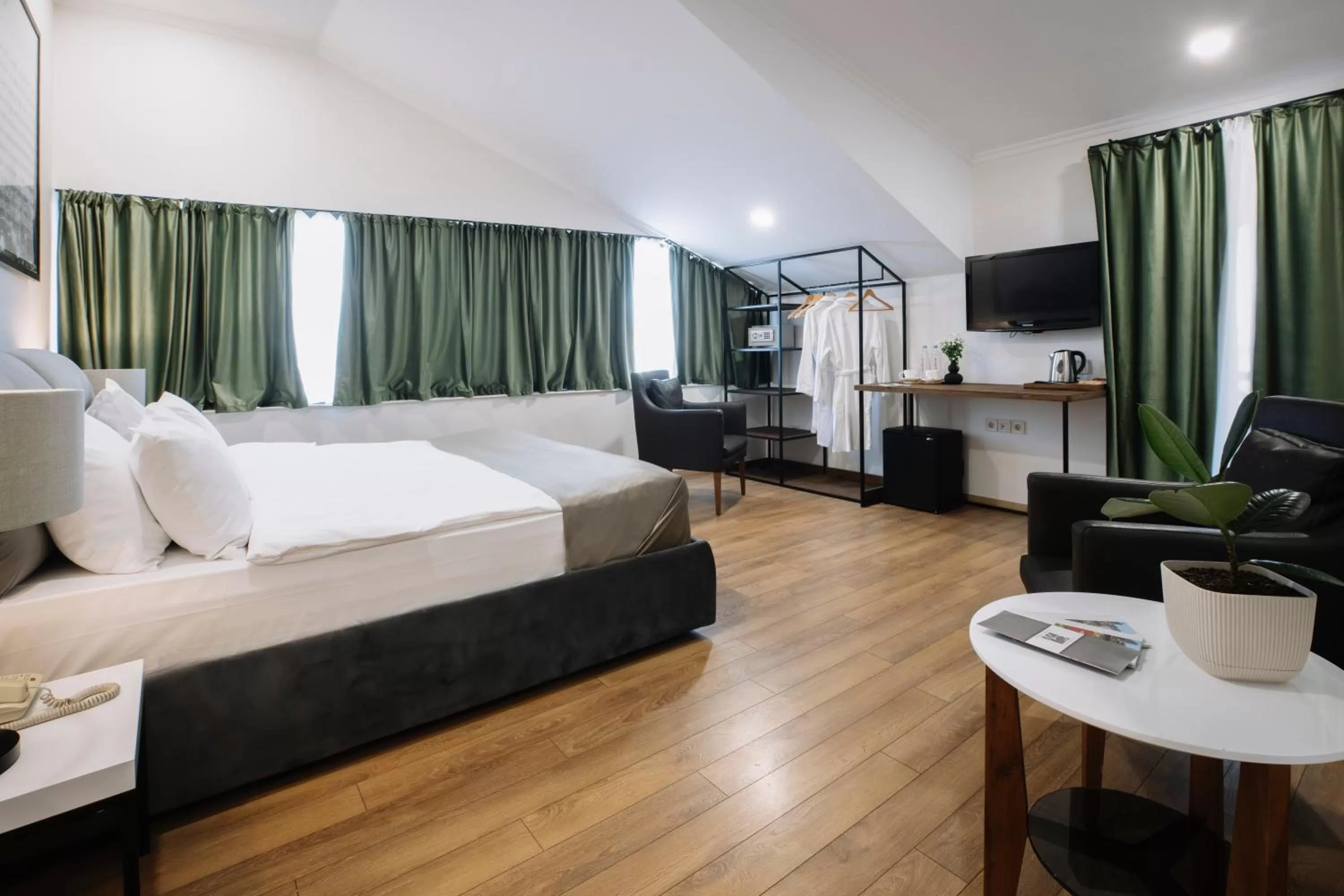 Communal lounge/ TV room, Bed in Citadel Narikala Hotel