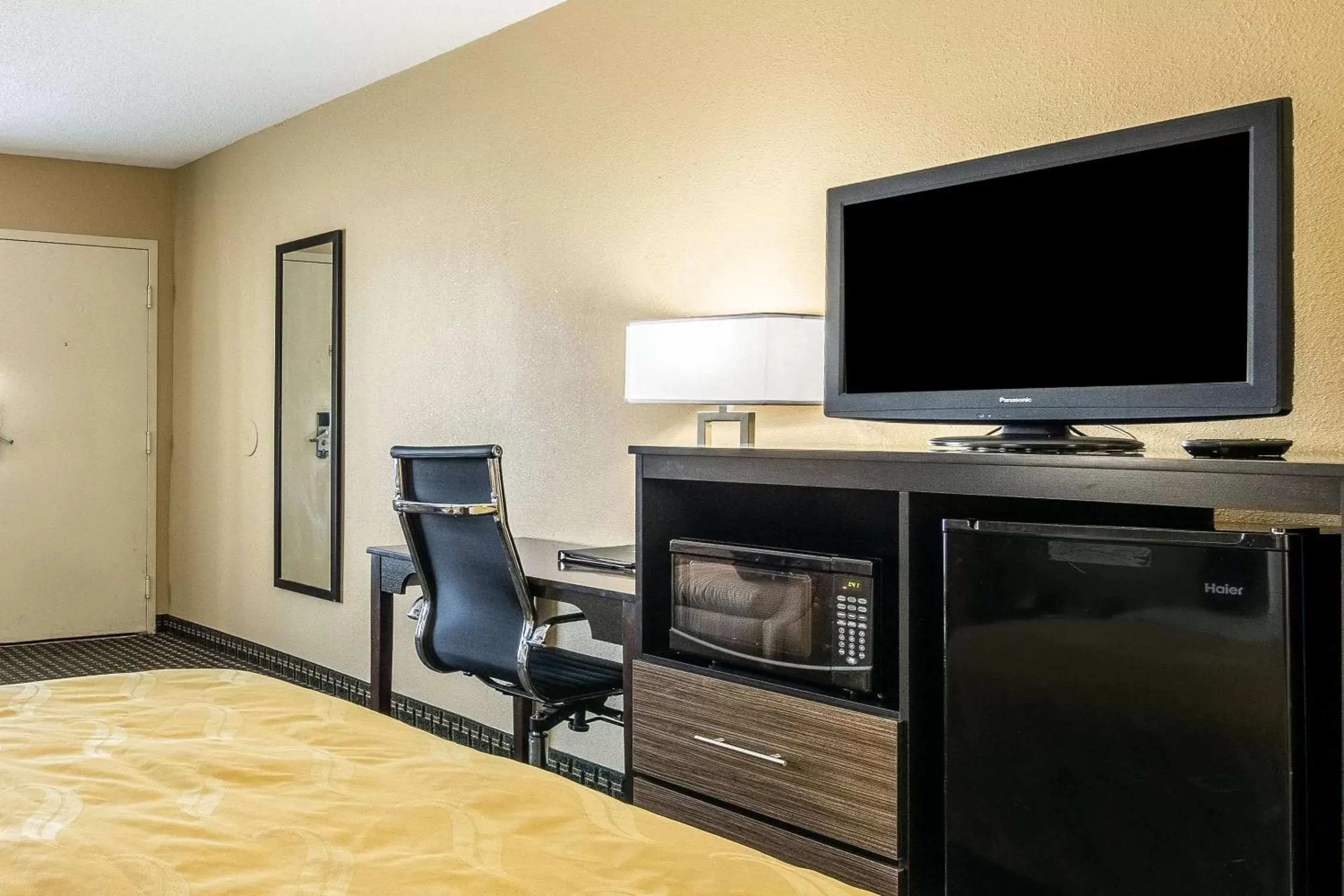 Photo of the whole room, TV/Entertainment Center in Quality Inn National Fairgrounds Area