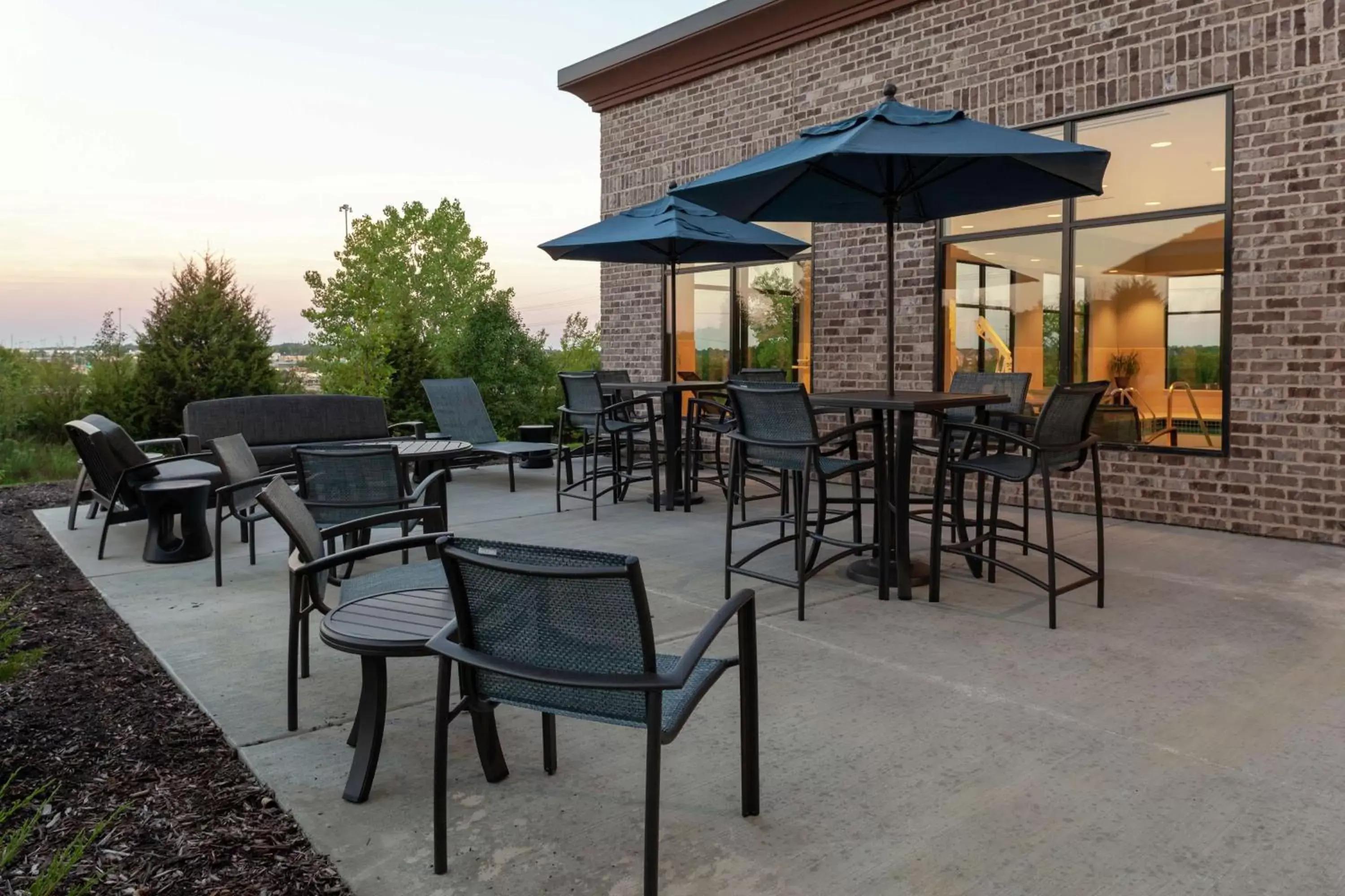 Property building, Restaurant/Places to Eat in Hampton Inn & Suites Overland Park South