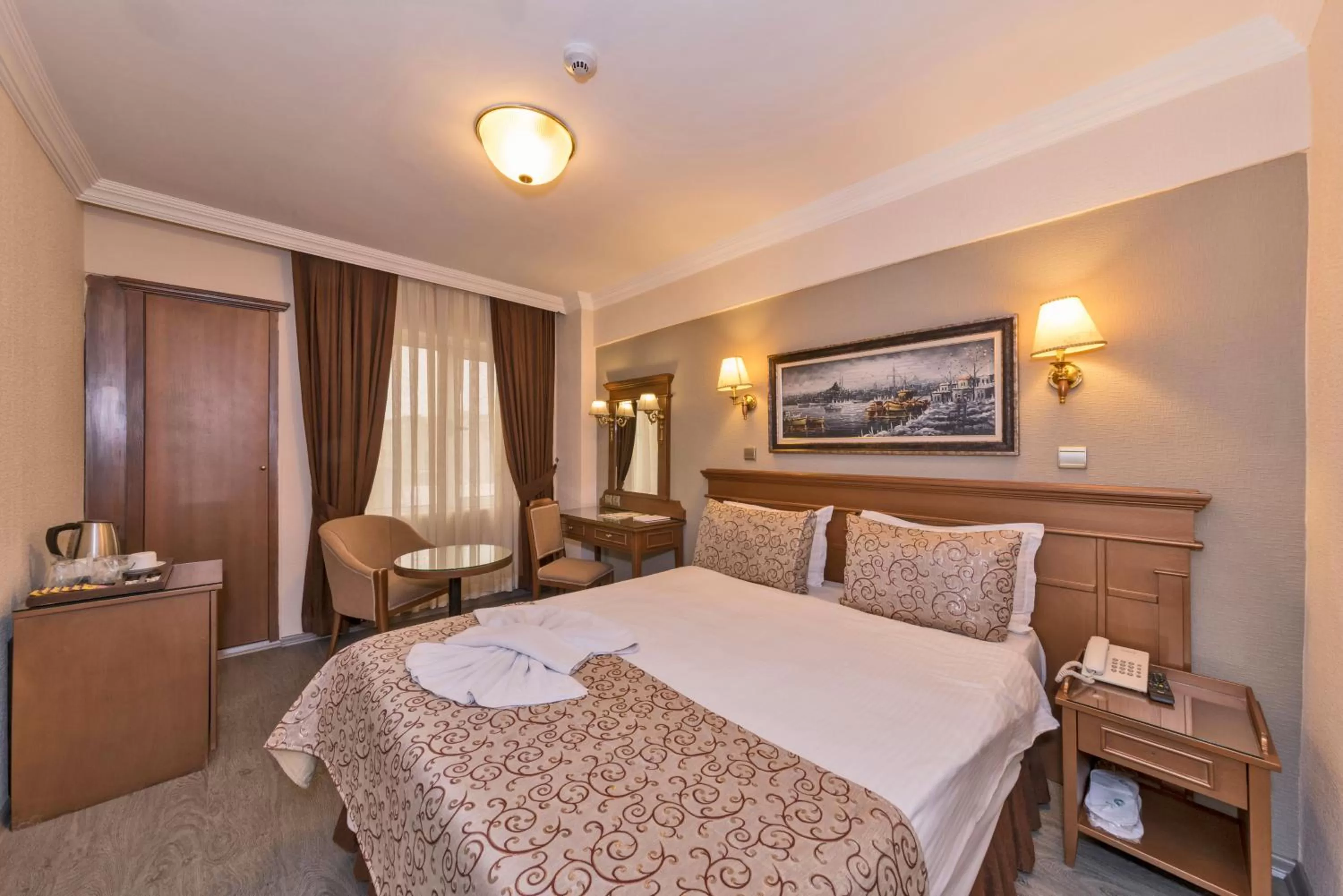 Photo of the whole room, Bed in Laleli Gonen Hotel