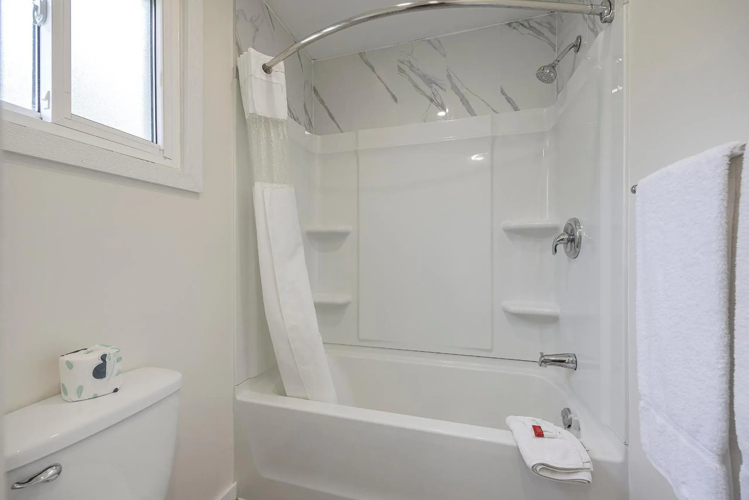 Bath, Bathroom in Ramada by Wyndham Gananoque Provincial Inn