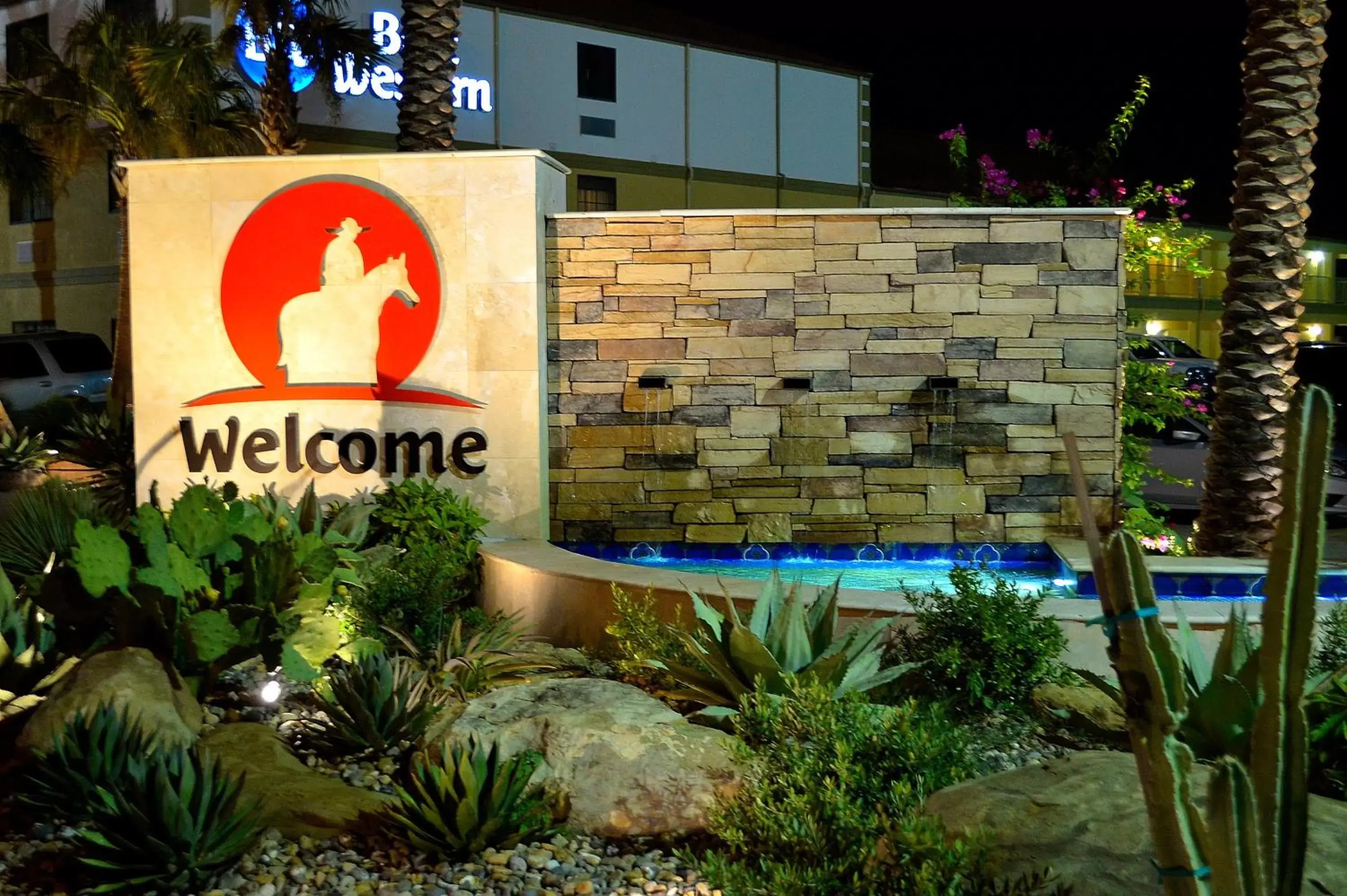 Facade/entrance, Swimming Pool in Best Western San Isidro Inn