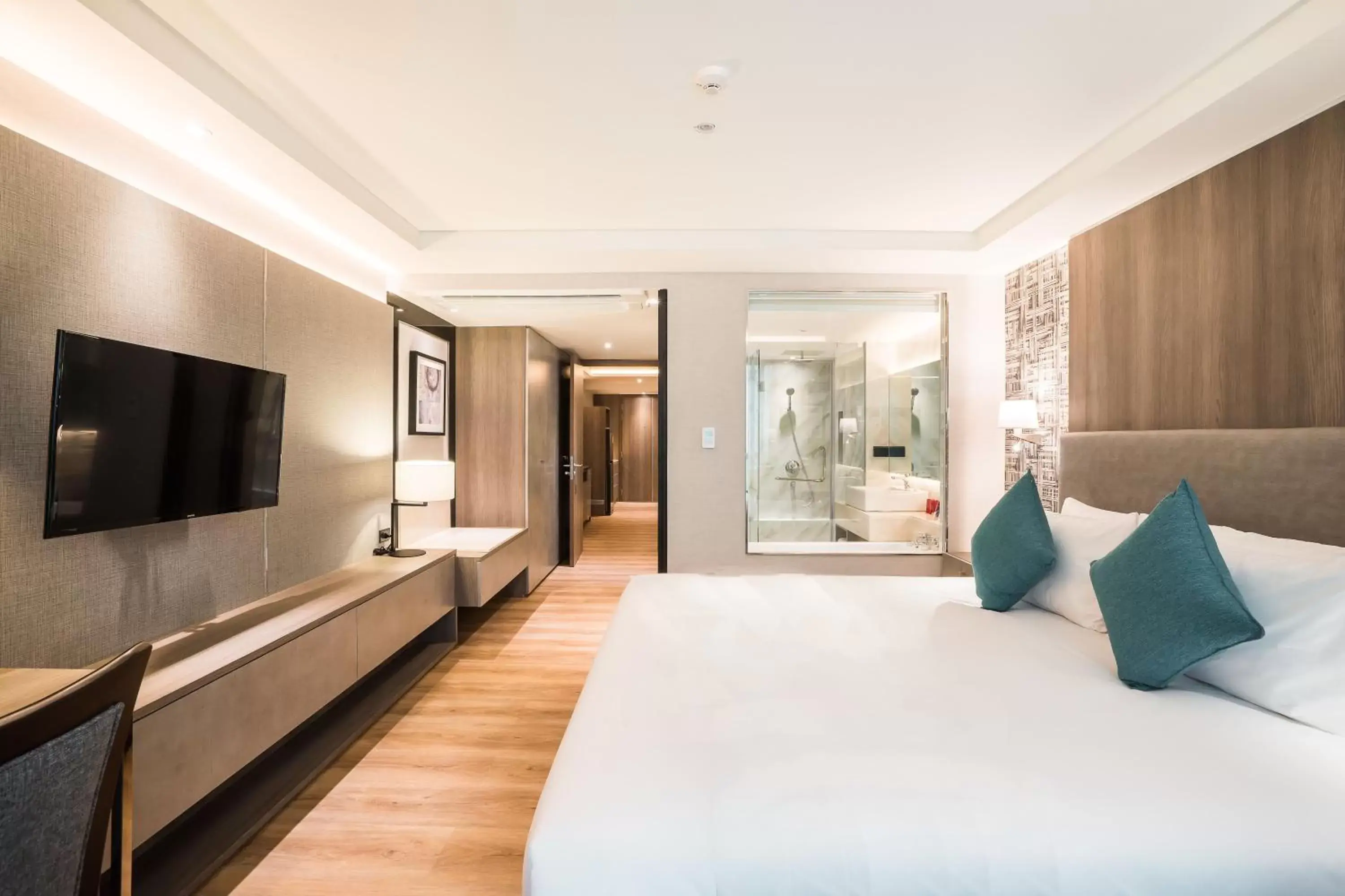 Bedroom, TV/Entertainment Center in Citrus Suites Sukhumvit 6 by Compass Hospitality