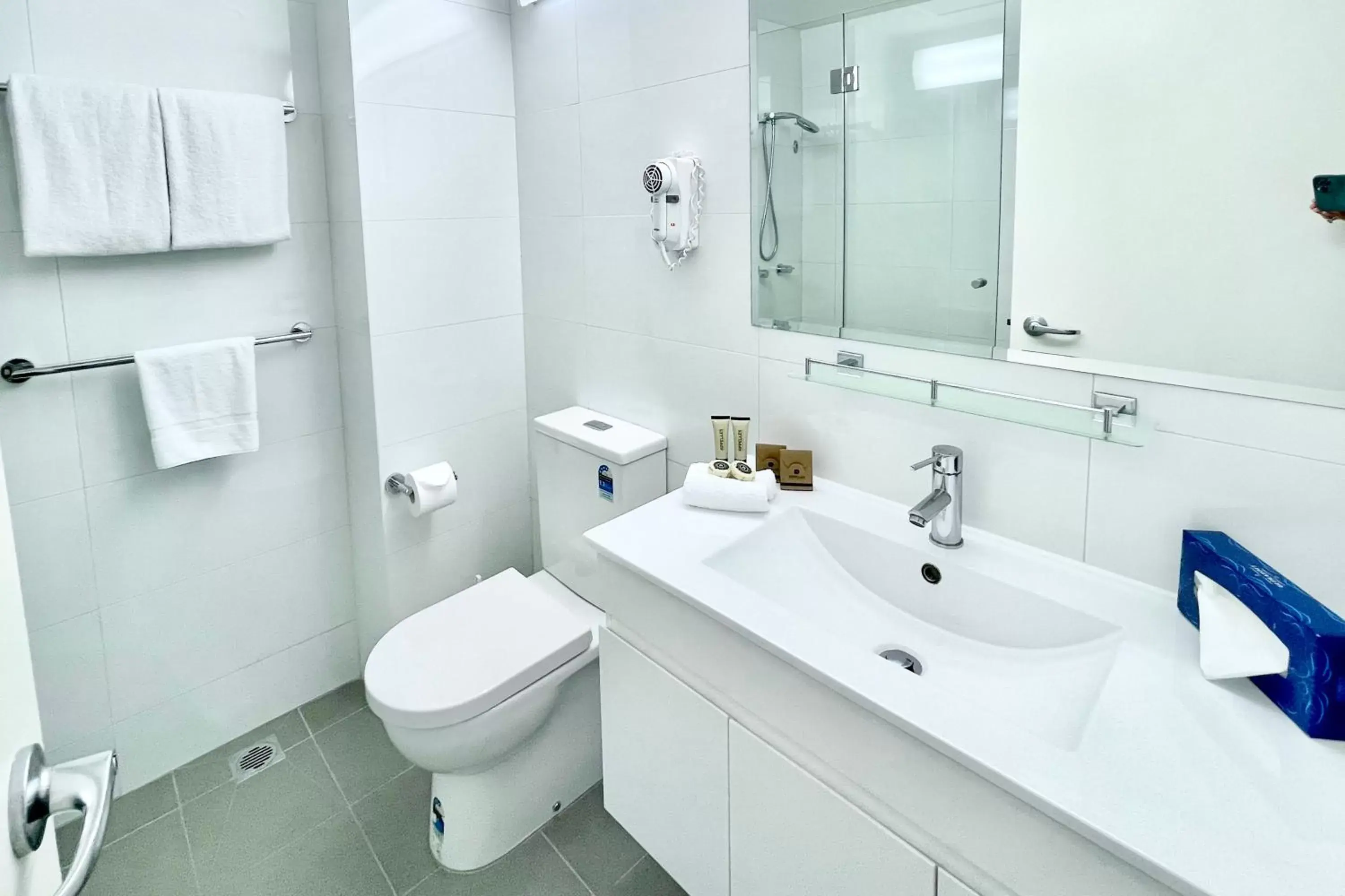 Bathroom in Coogee Sands Hotel & Apartments