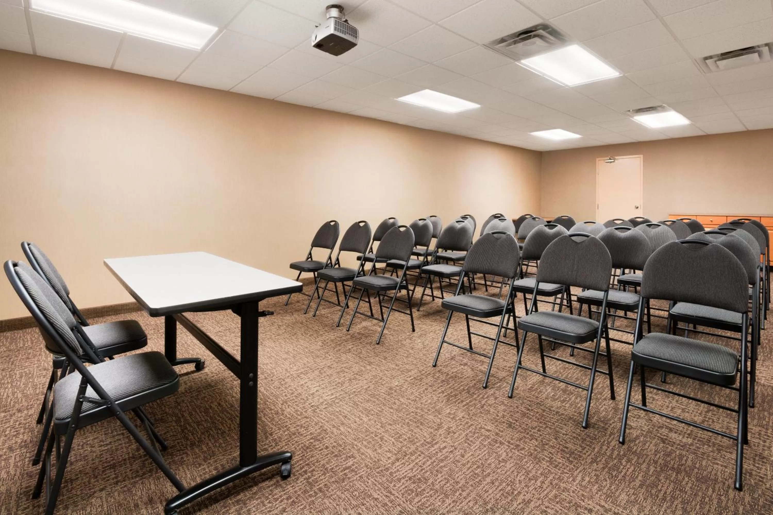 Meeting/conference room in Days Inn & Suites by Wyndham Cochrane