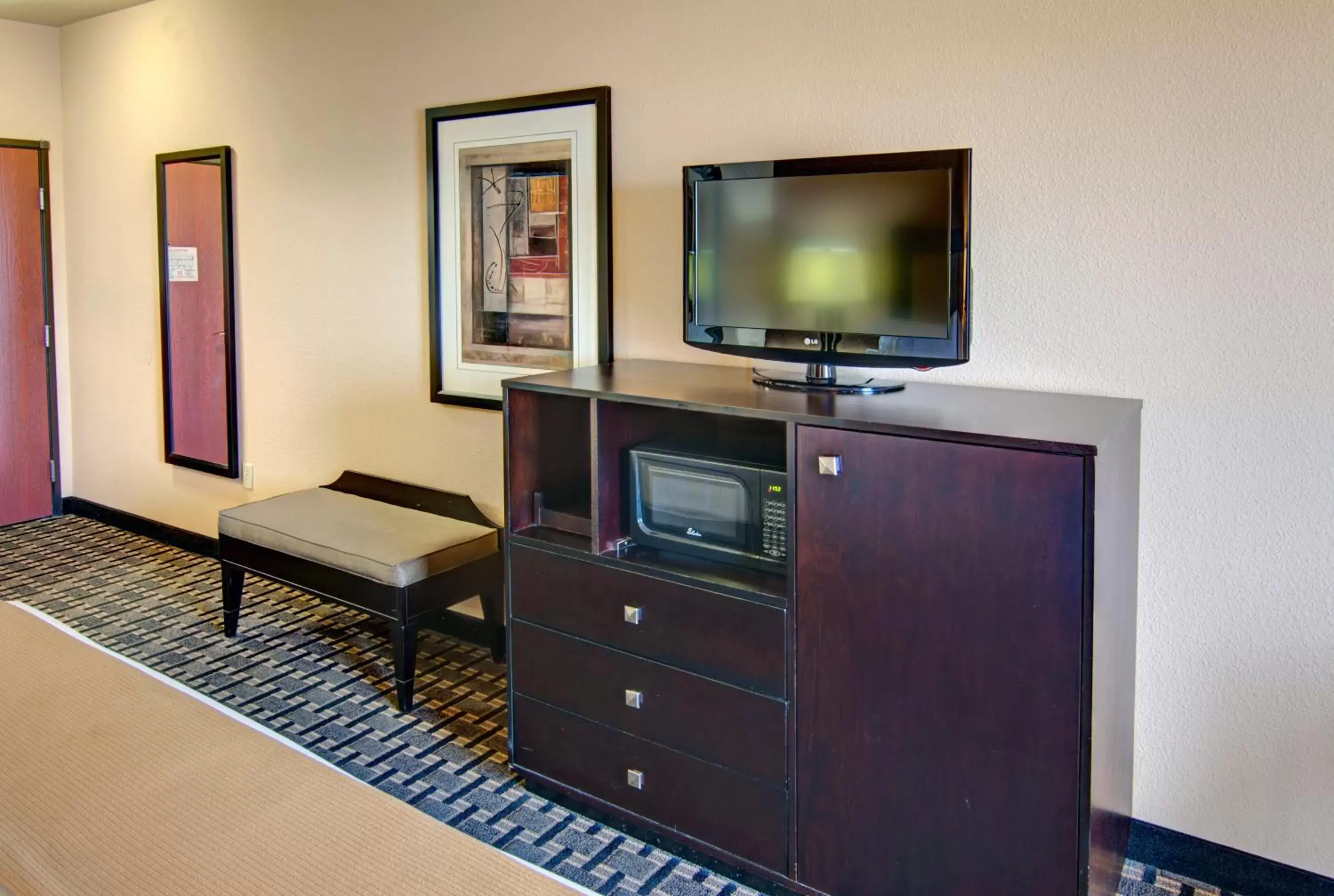 Photo of the whole room, TV/Entertainment Center in Holiday Inn Express Hotel & Suites Paris, an IHG Hotel