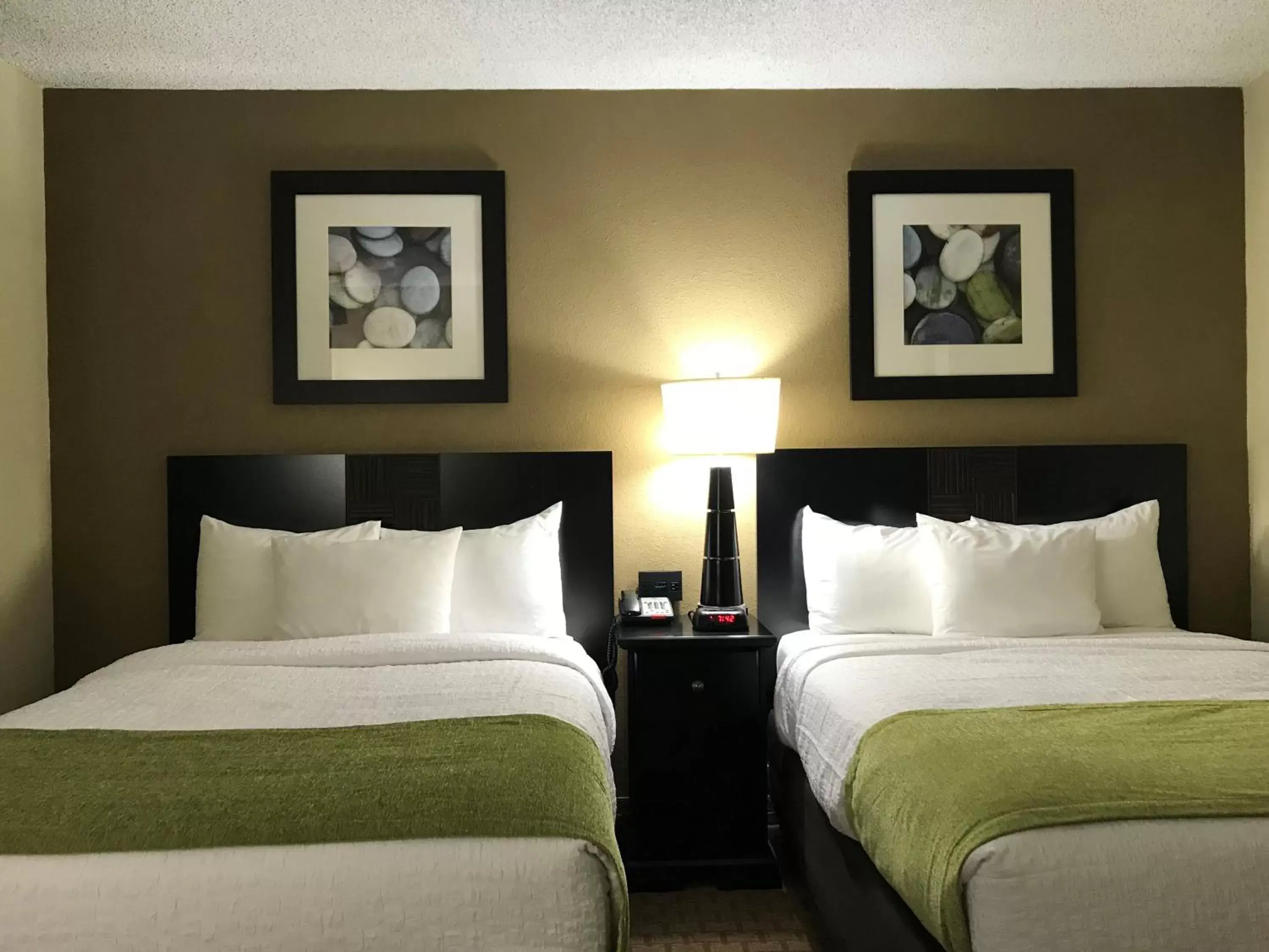 Bedroom, Bed in NavajoLand Hotel
