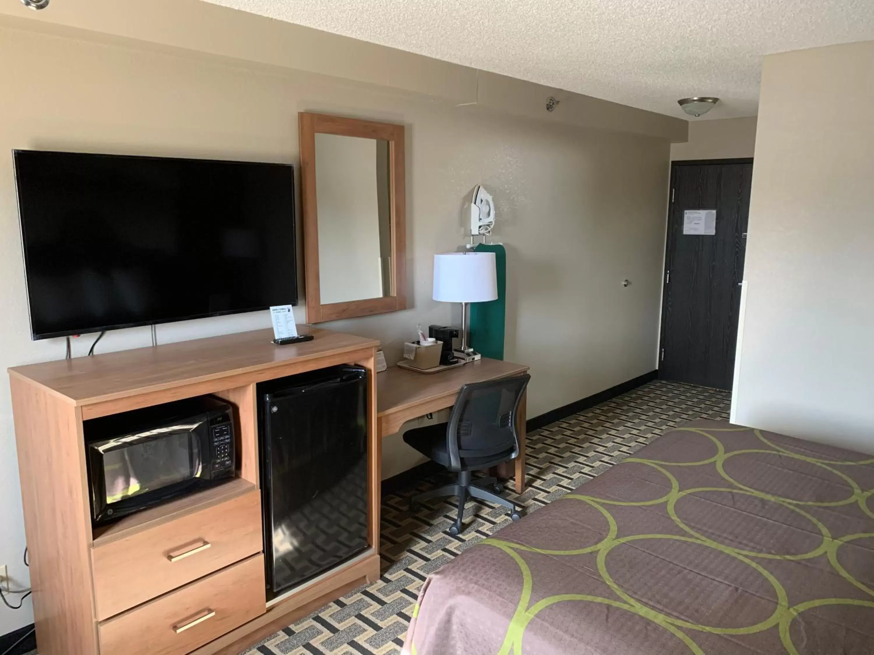 TV and multimedia, TV/Entertainment Center in Super 8 by Wyndham O Neill NE