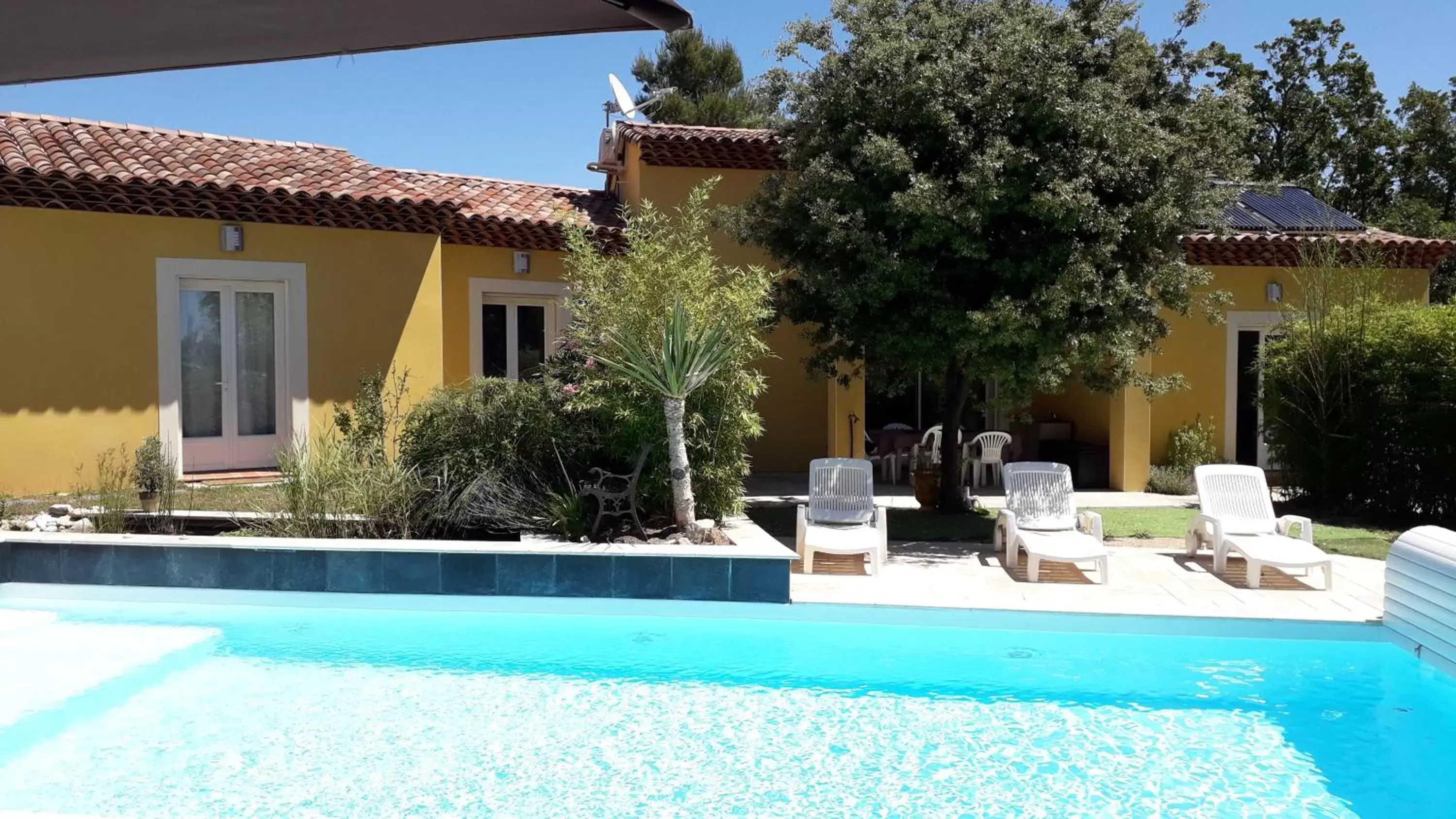 Swimming Pool in La Villa Provençale