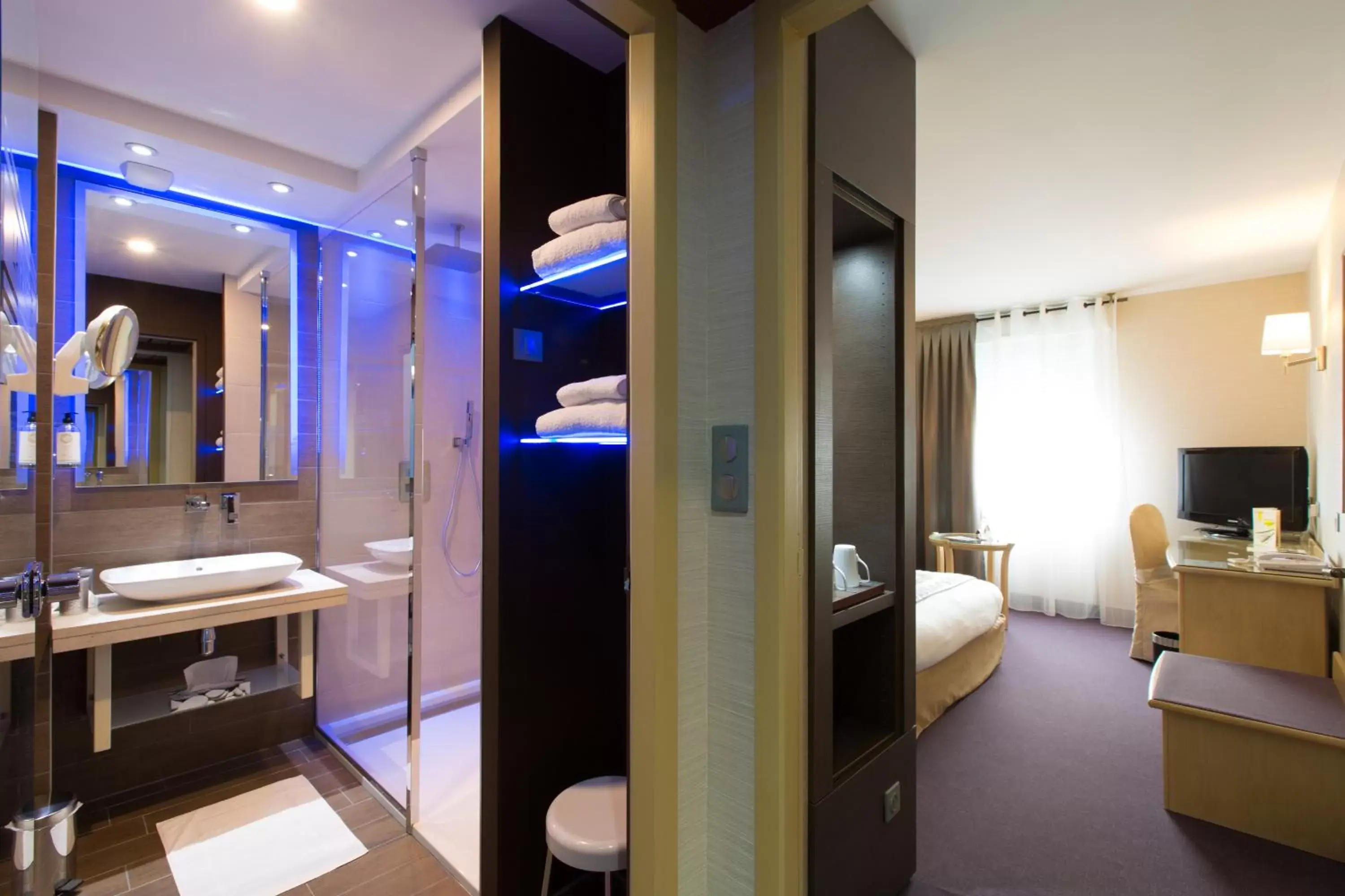 Photo of the whole room, Bathroom in Best Western Plus La Fayette Hotel et SPA
