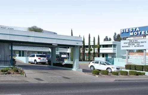 Facade/entrance in Siesta Motel