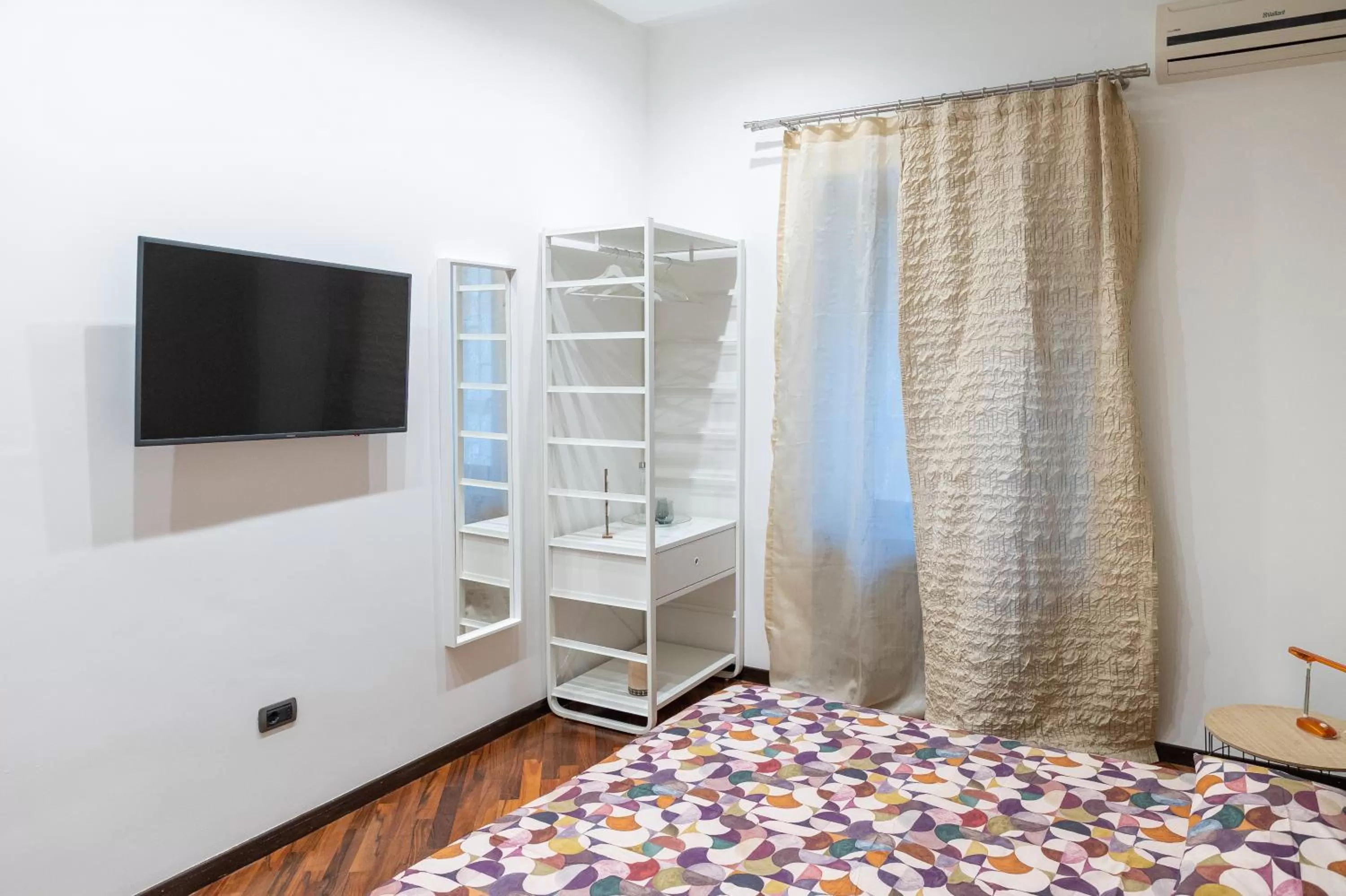 hair dresser, Bed in ROOMITO apartments