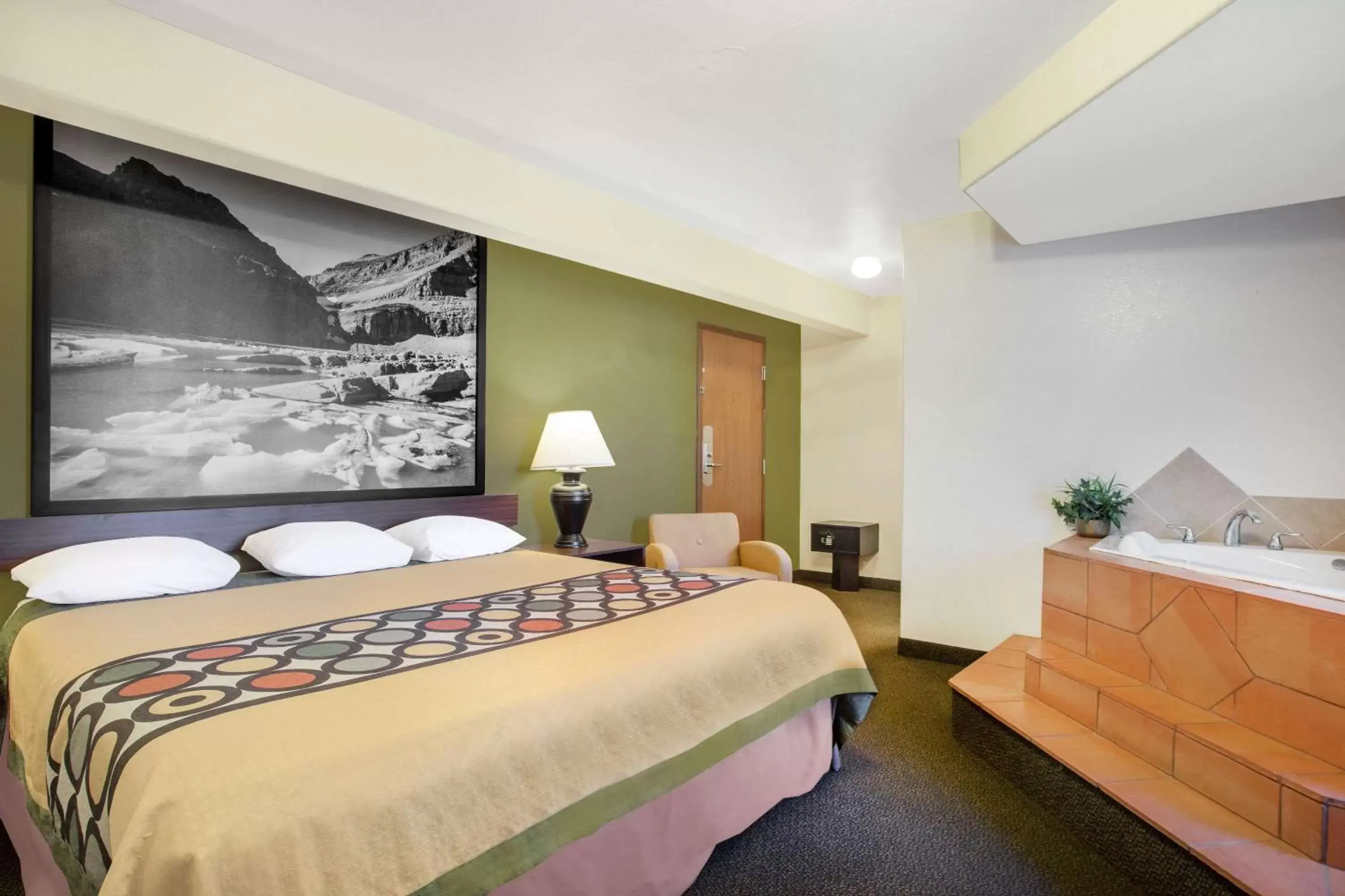 Photo of the whole room, Bed in Super 8 by Wyndham Livingston