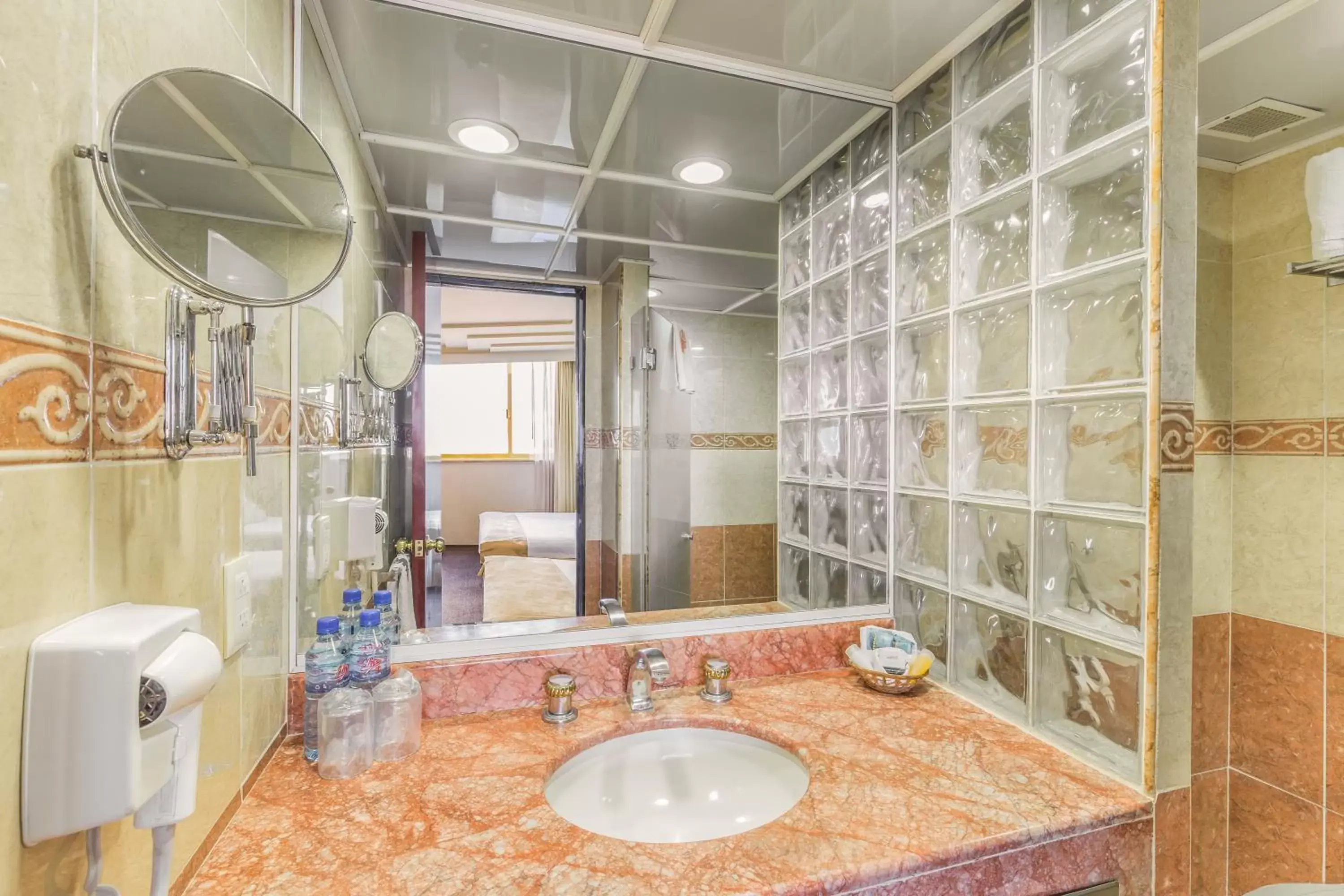 Shower, Bathroom in Hotel Estoril