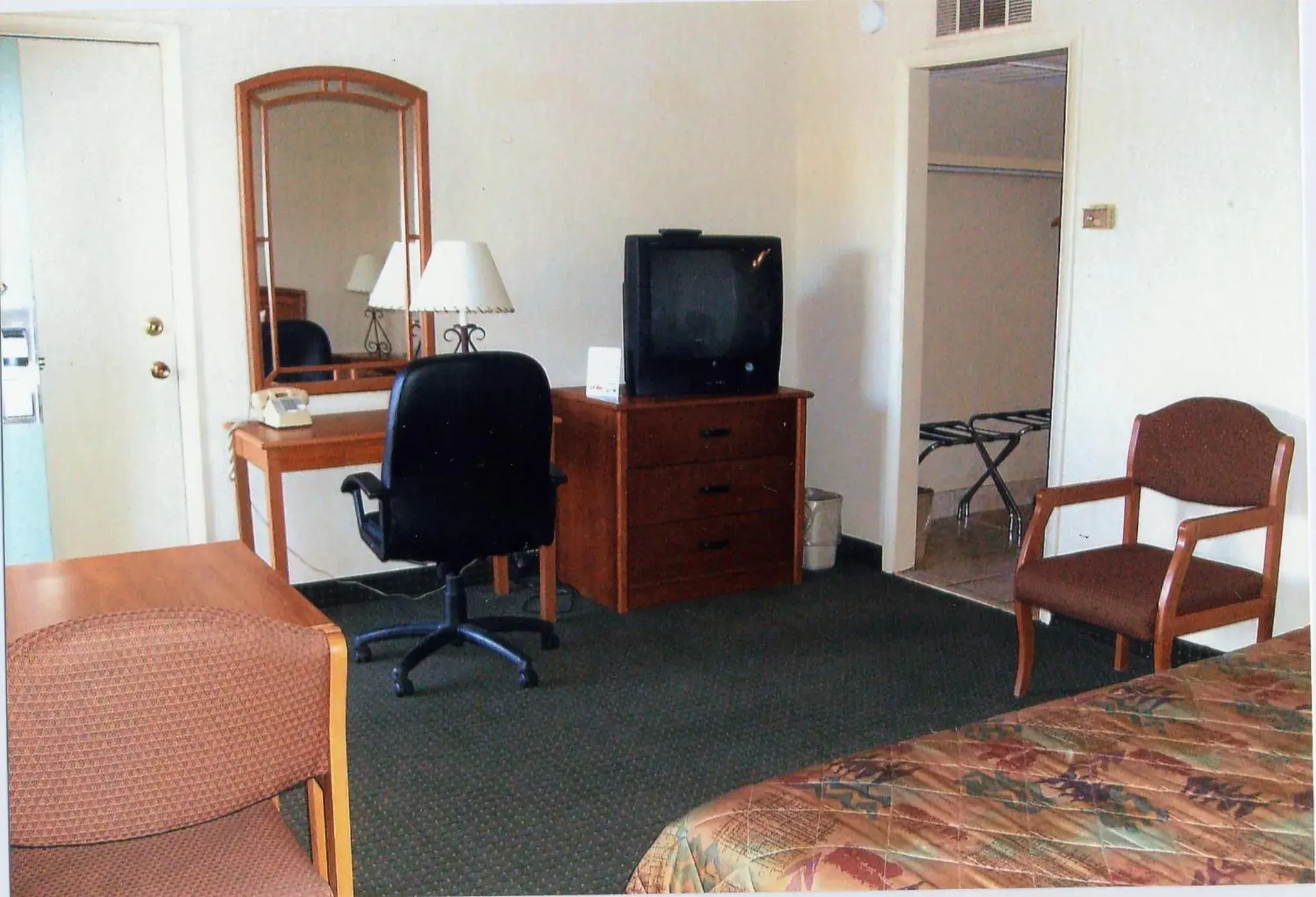 Photo of the whole room, TV/Entertainment Center in Will Rogers Inn