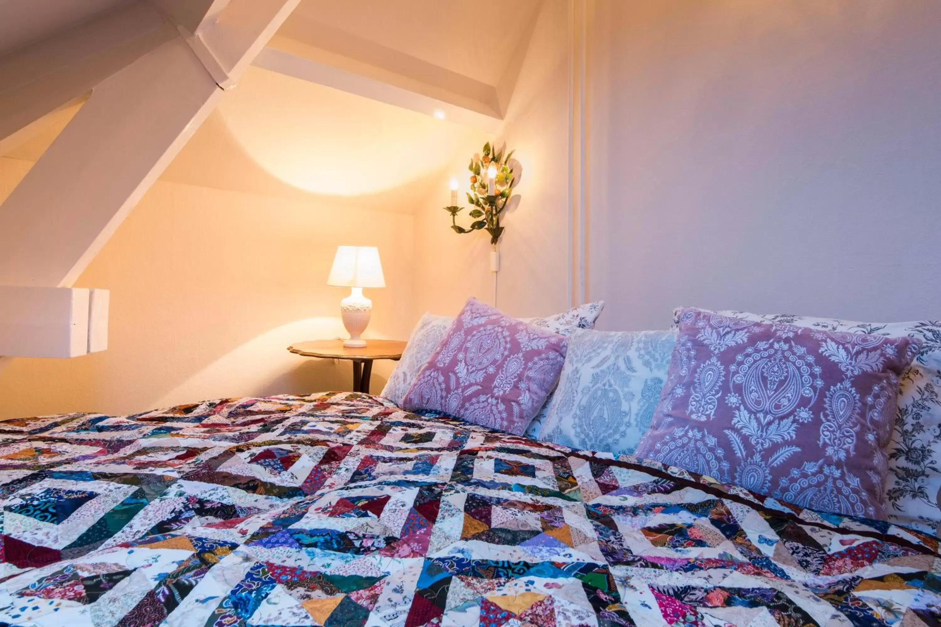 Property building, Bed in B&B De Schiedamse Suites