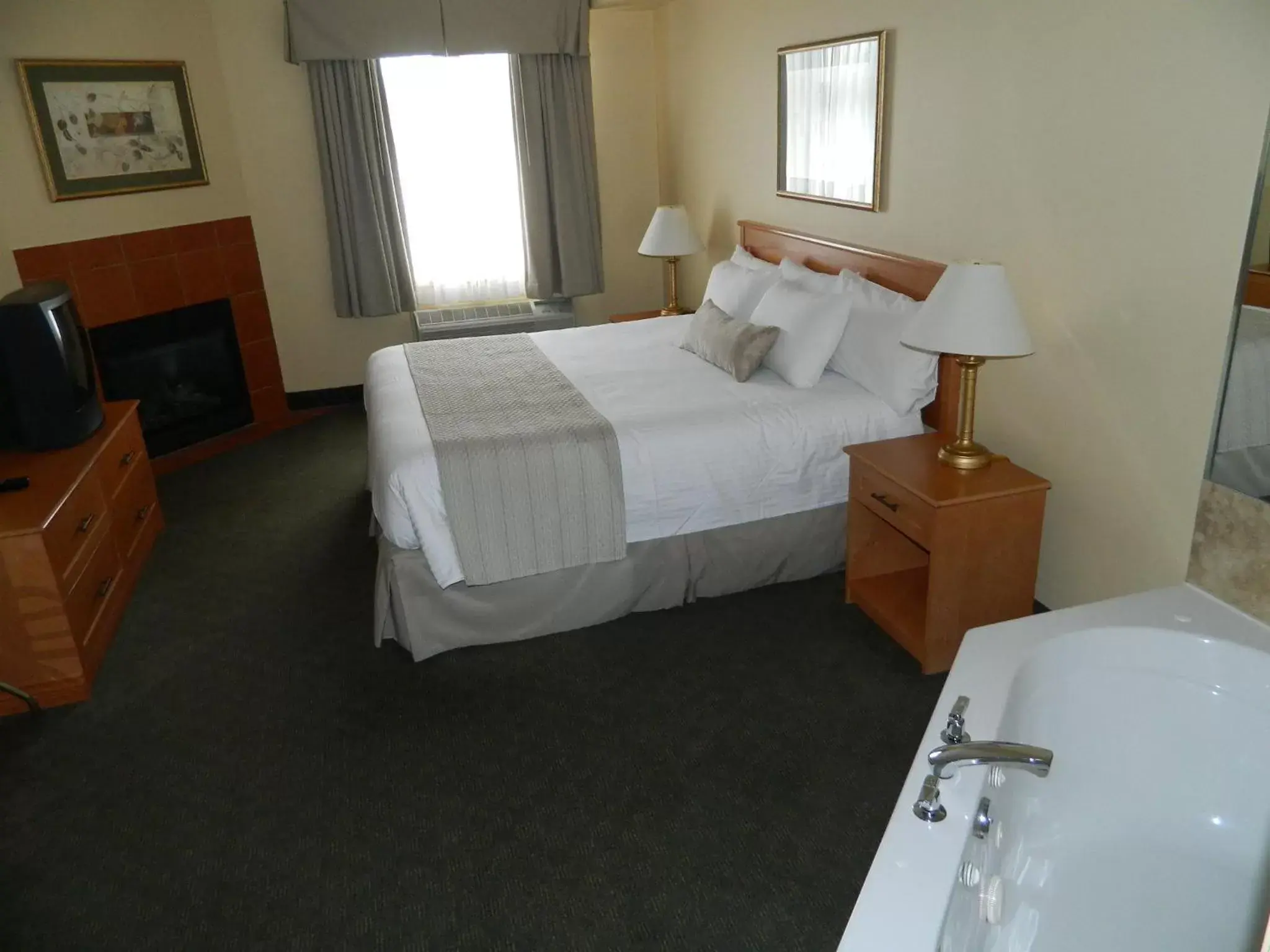 Photo of the whole room, Bed in Days Inn by Wyndham Orillia