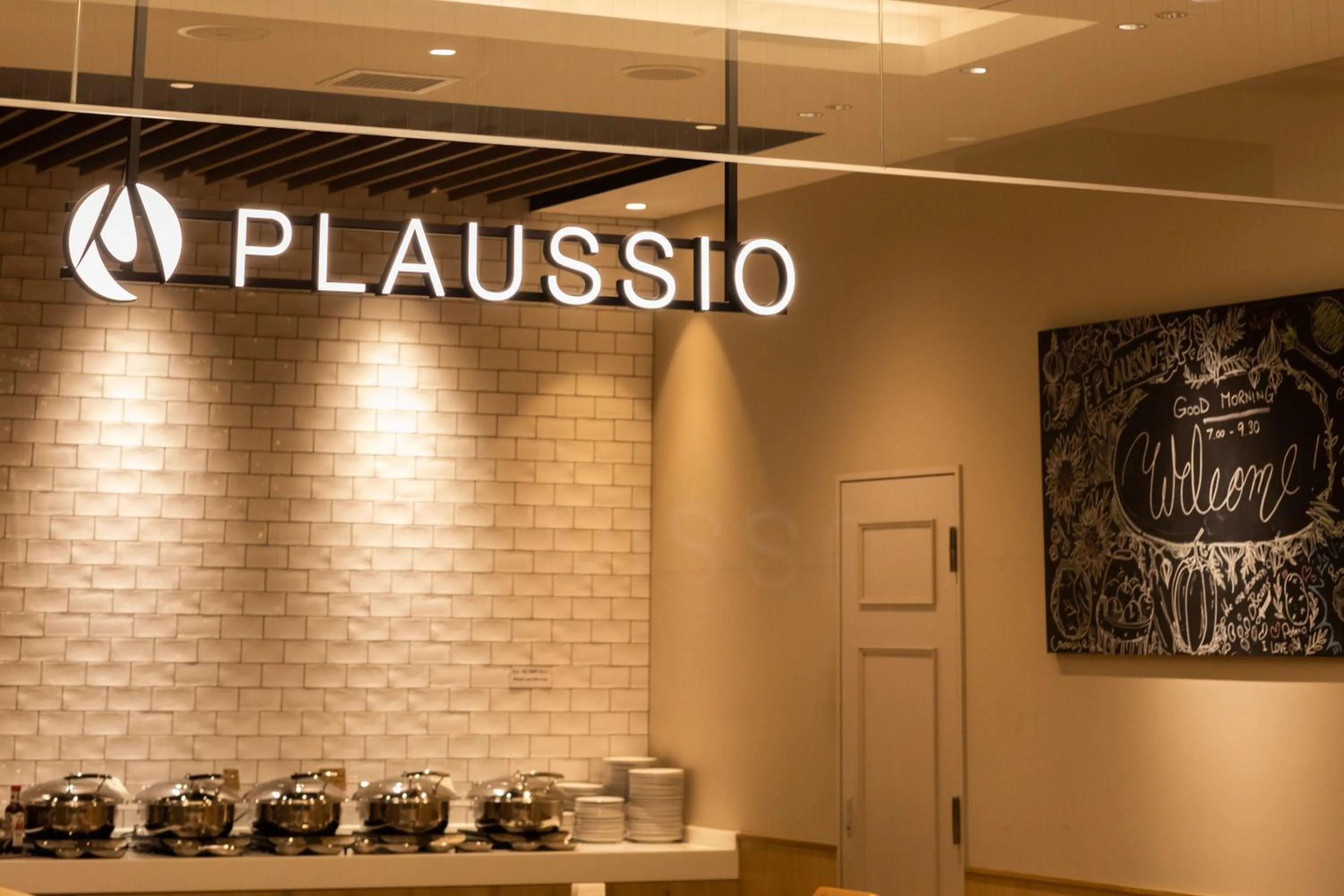 Restaurant/places to eat in Quintessa Hotel Osaka Shinsaibashi Comic & Books