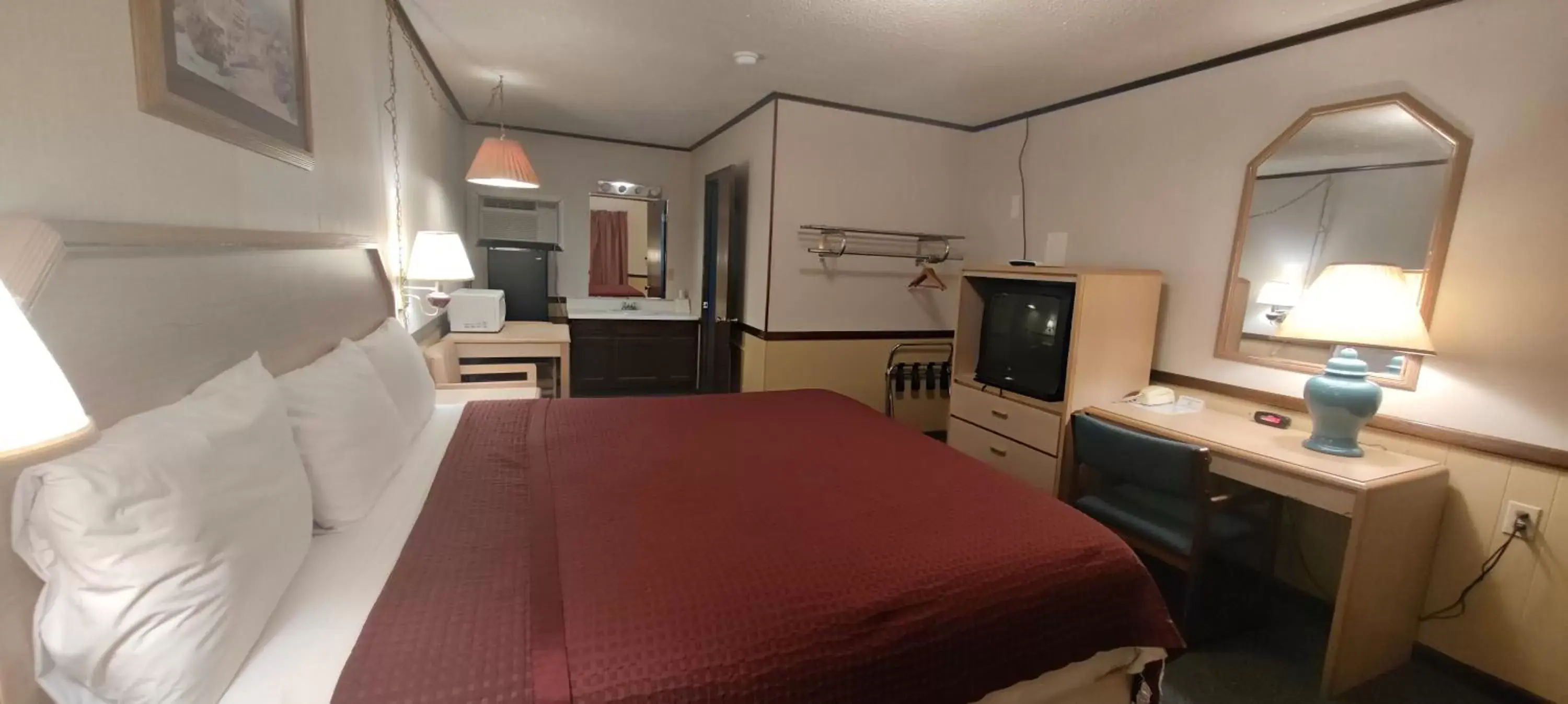 Bed, TV/Entertainment Center in Twin Pine Motel