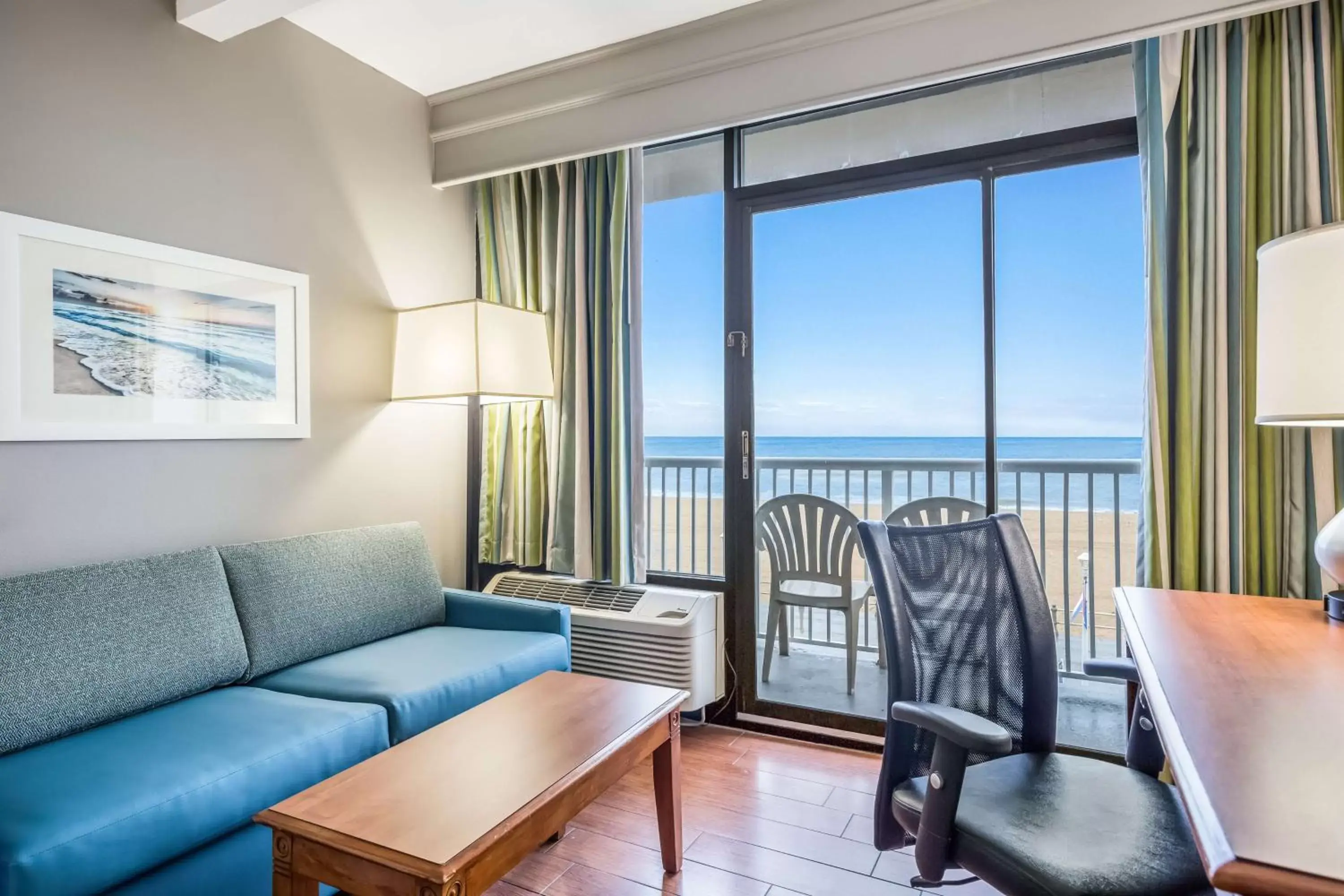 Photo of the whole room, Seating Area in Country Inn & Suites by Radisson, Virginia Beach (Oceanfront), VA