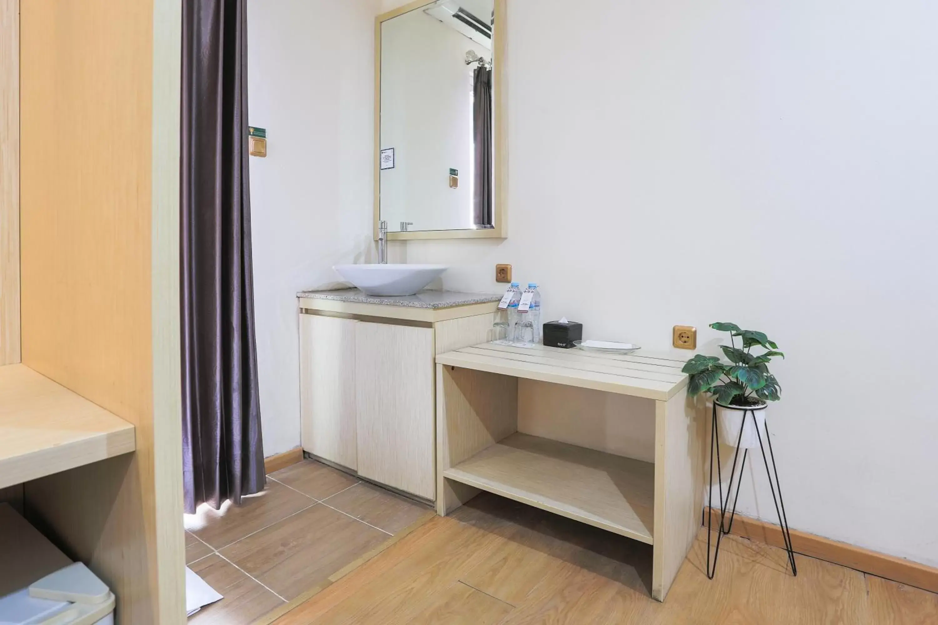 hair dresser in Hotel Gunawangsa Manyar hair dresser in Hotel Gunawangsa Manyar