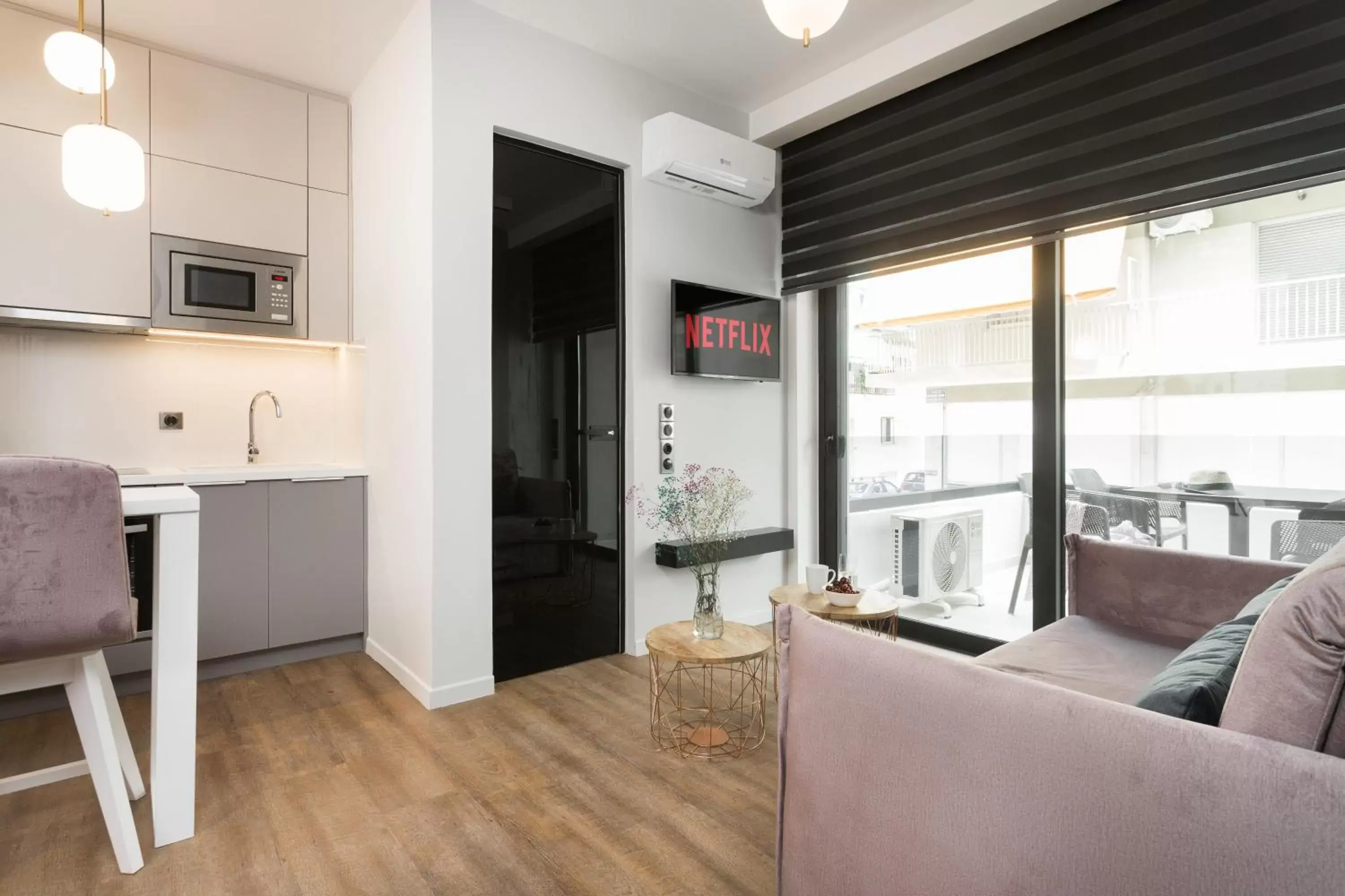 Kitchen or kitchenette, Seating Area in LUX&EASY Athens Downtown Apartments