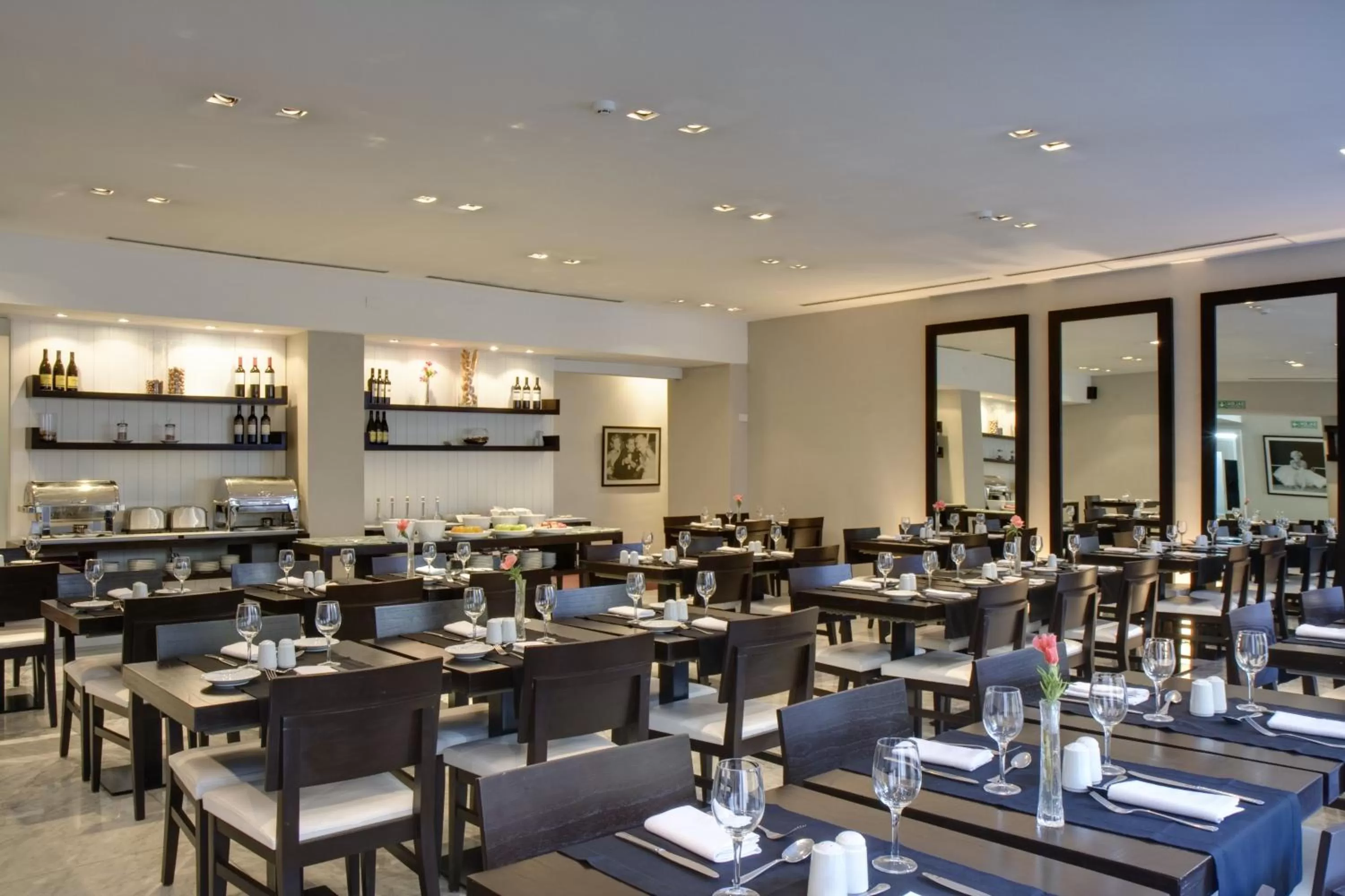 Restaurant/places to eat in Broadway Hotel & Suites