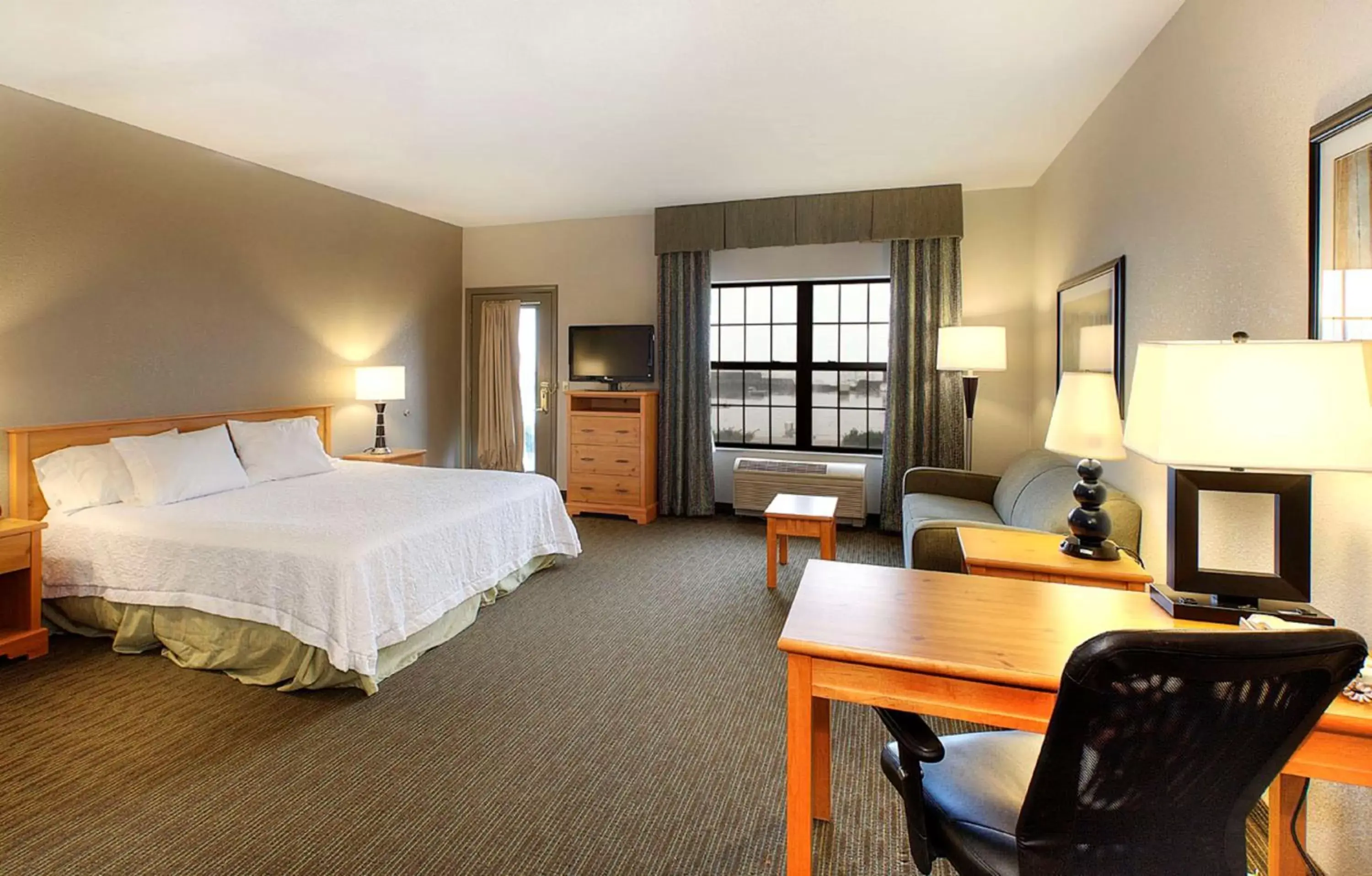 Bed in Hampton Inn & Suites Petoskey