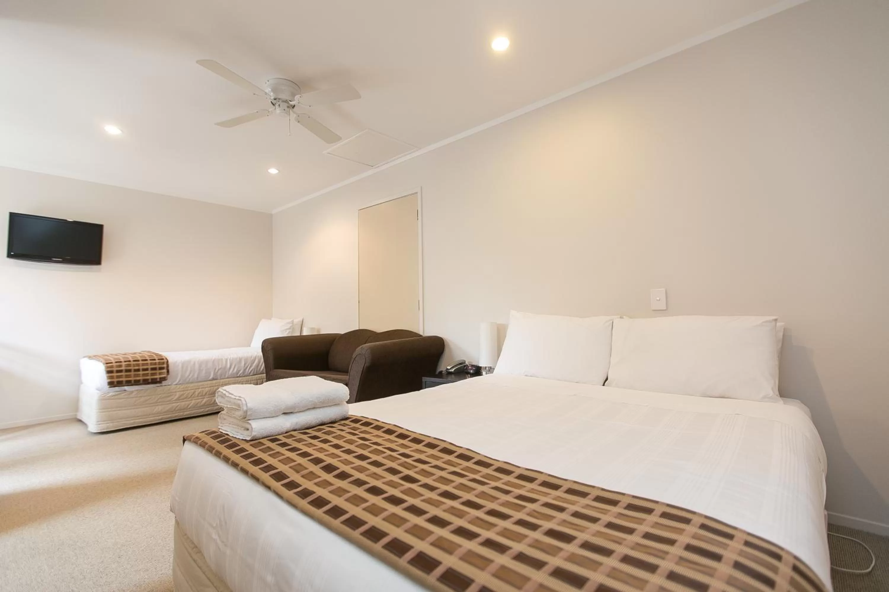 Photo of the whole room, Bed in Parkview Motor Inn