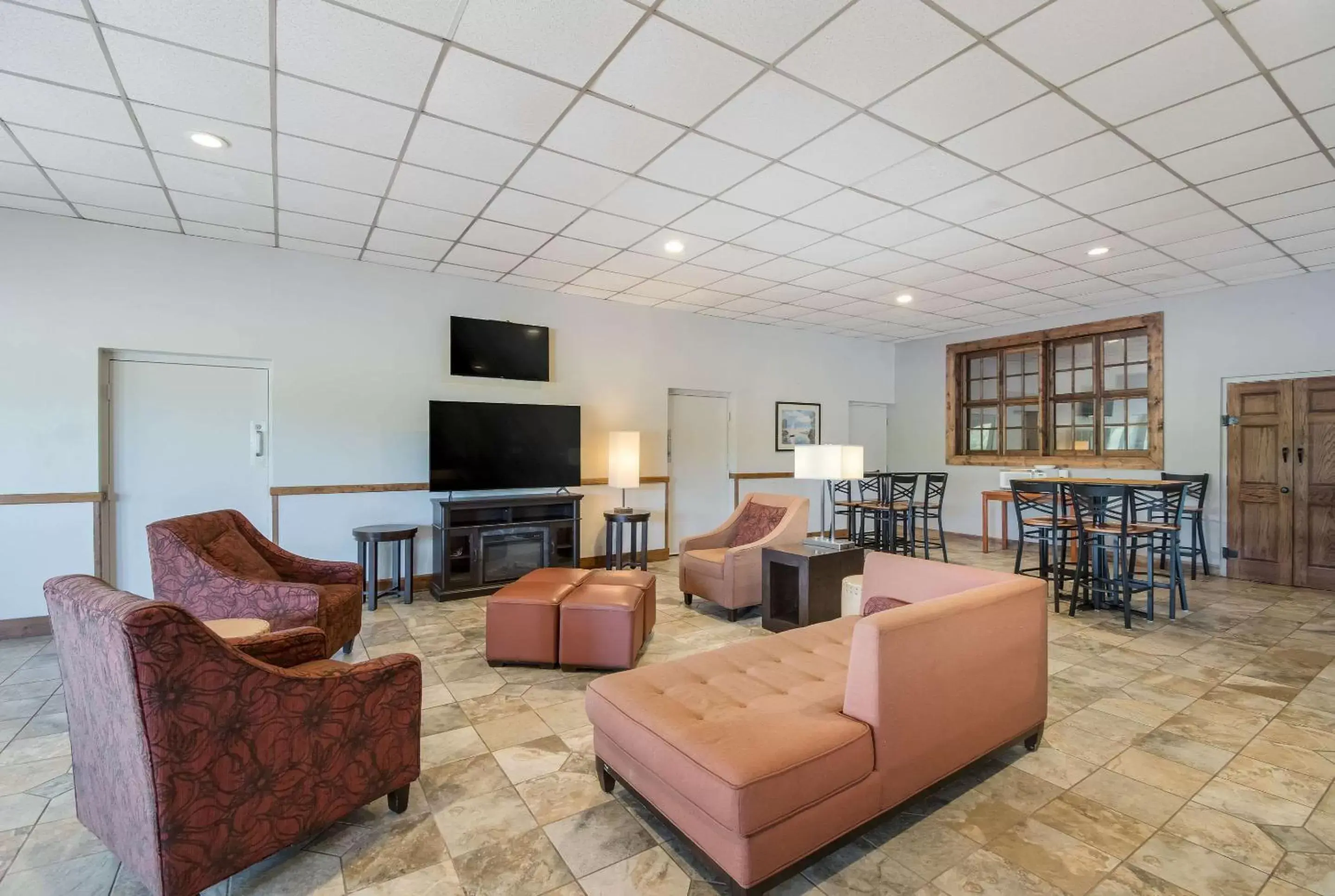 Lobby or reception, Seating Area in Clarion Inn