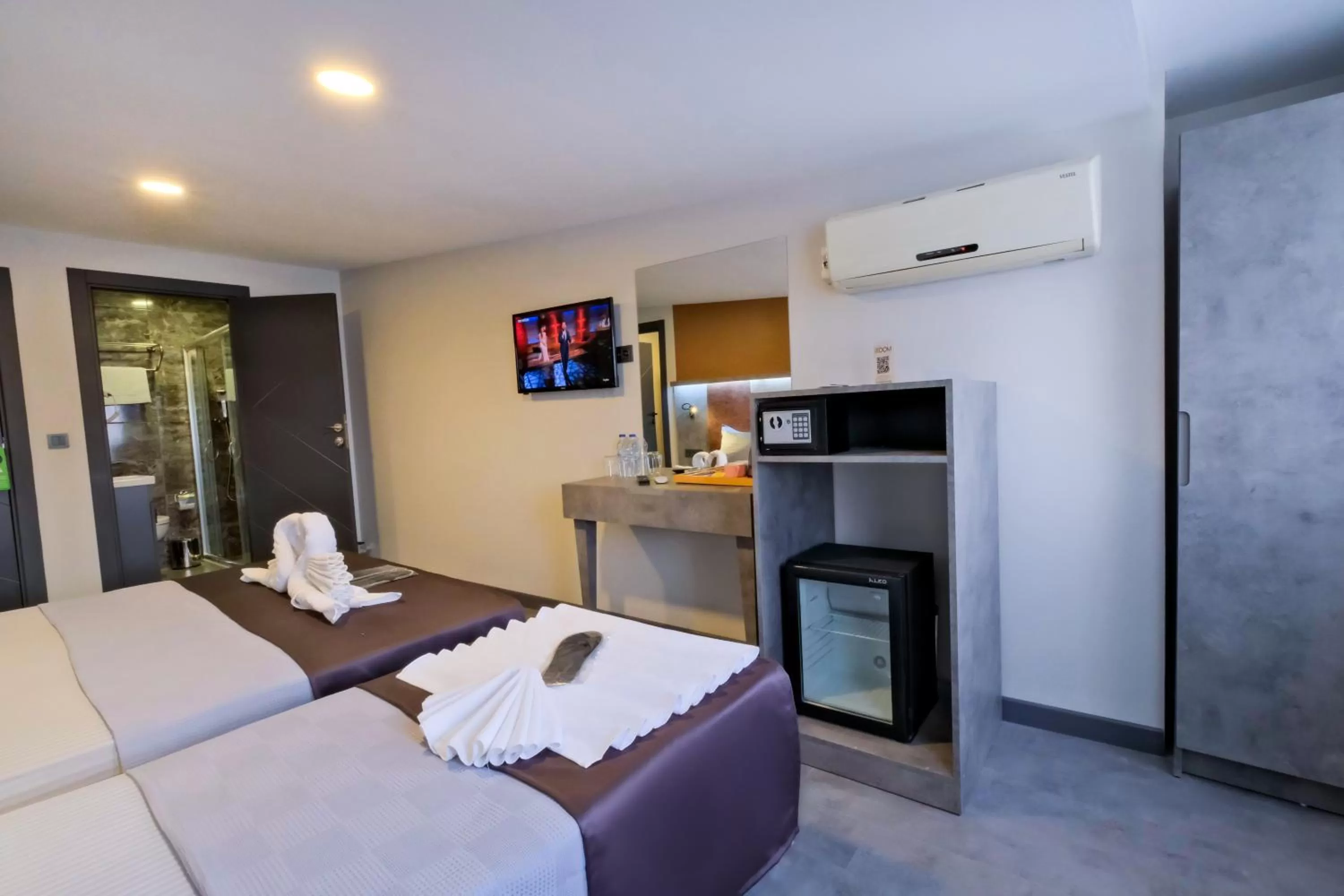 Photo of the whole room, Bed in The Queen Hotel